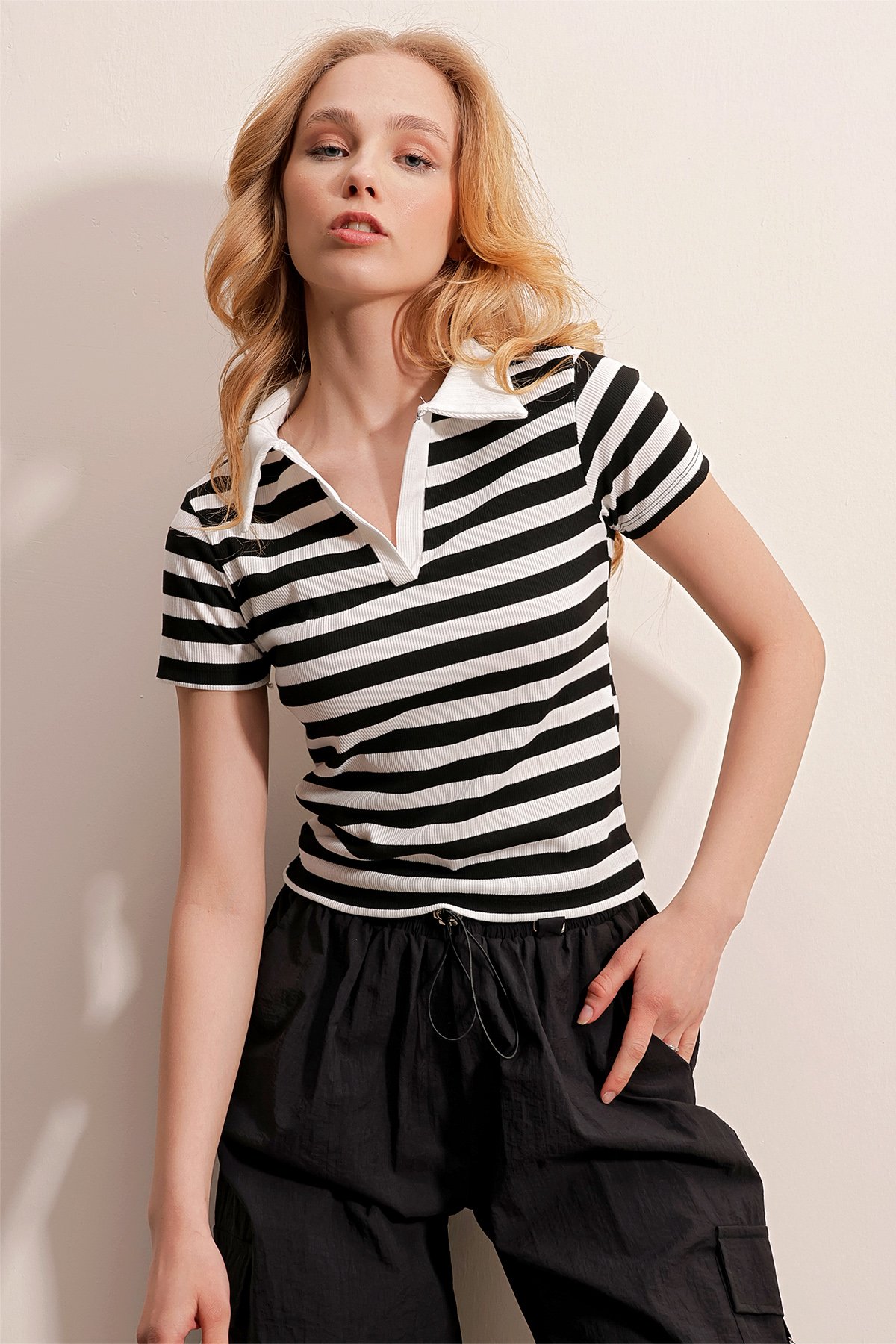 Polo Yaka Çizgili Crop Örme Bluz - SİYAH-BEYAZ
