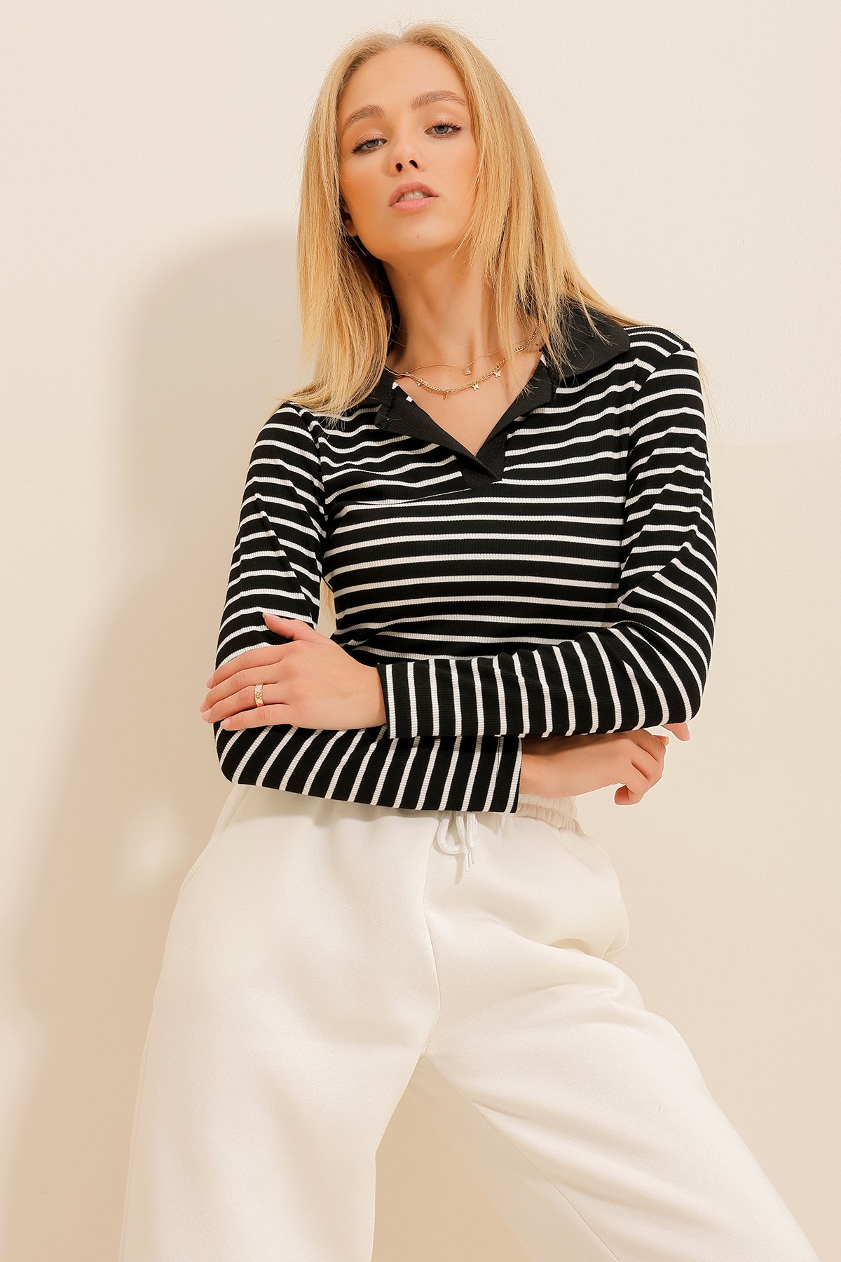 Polo Yaka Çizgili Crop Örme Bluz - Siyah