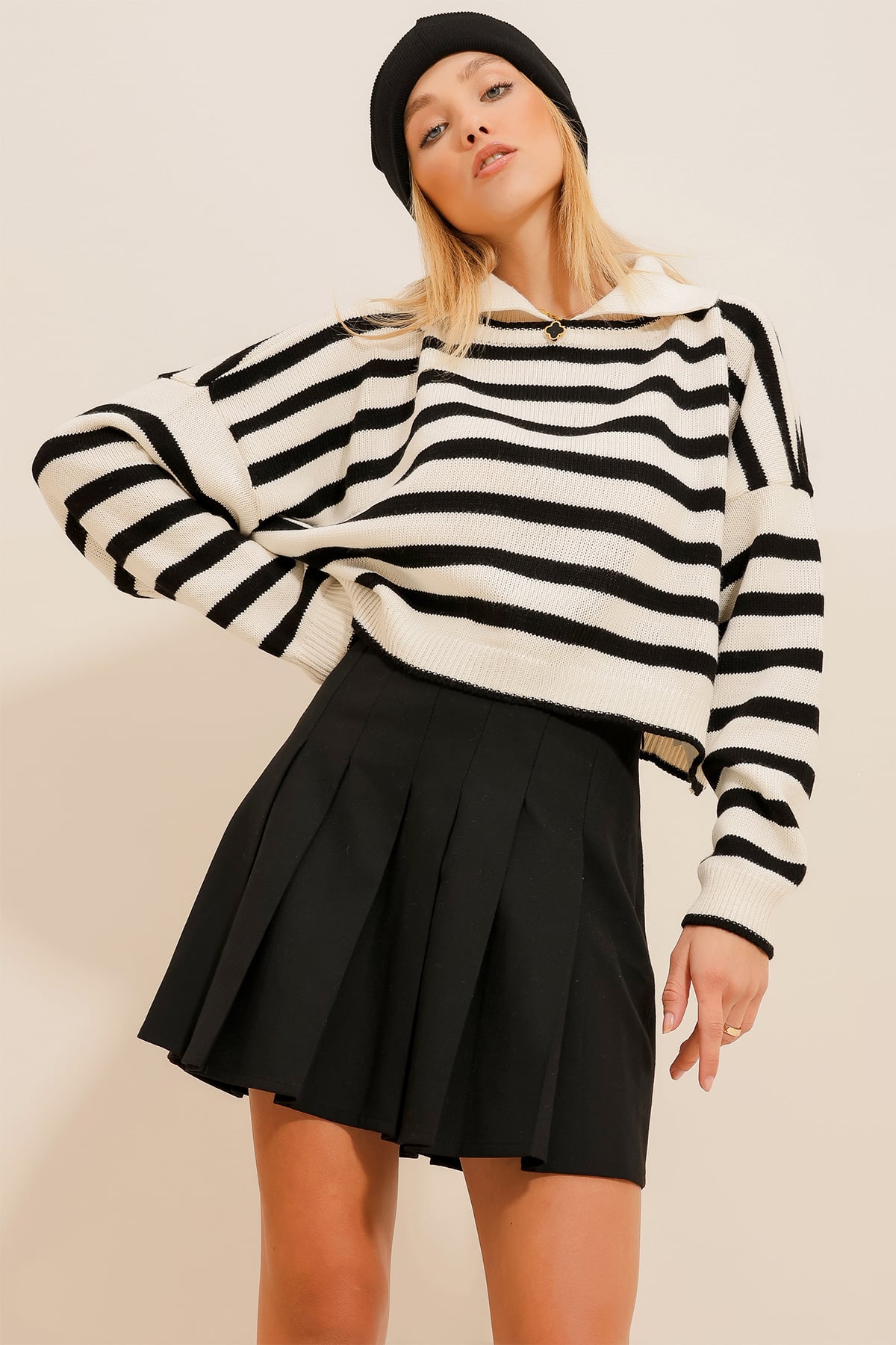 Polo Yaka Çizgili Crop Triko Kazak - Siyah