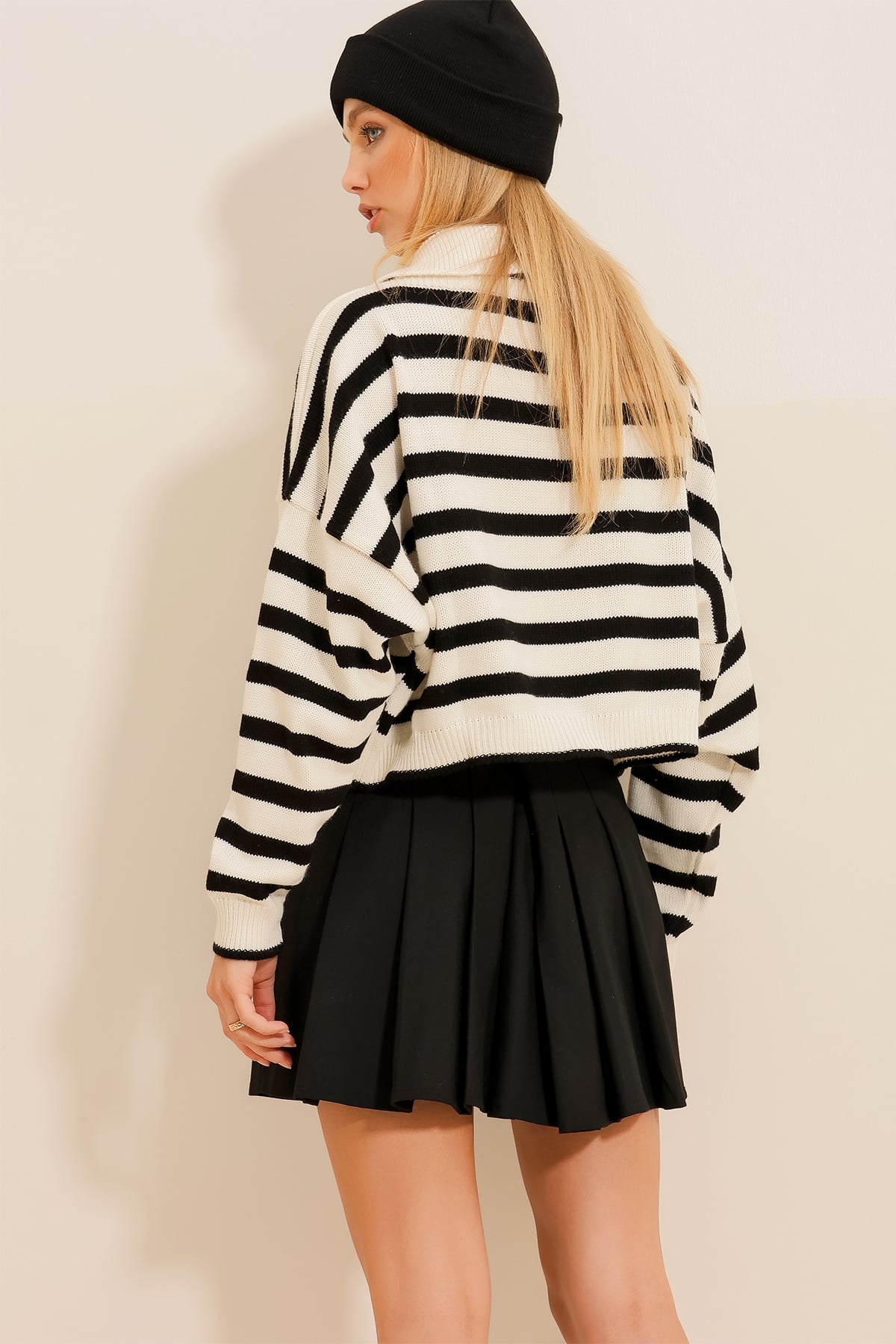 Polo Yaka Çizgili Crop Triko Kazak - Siyah