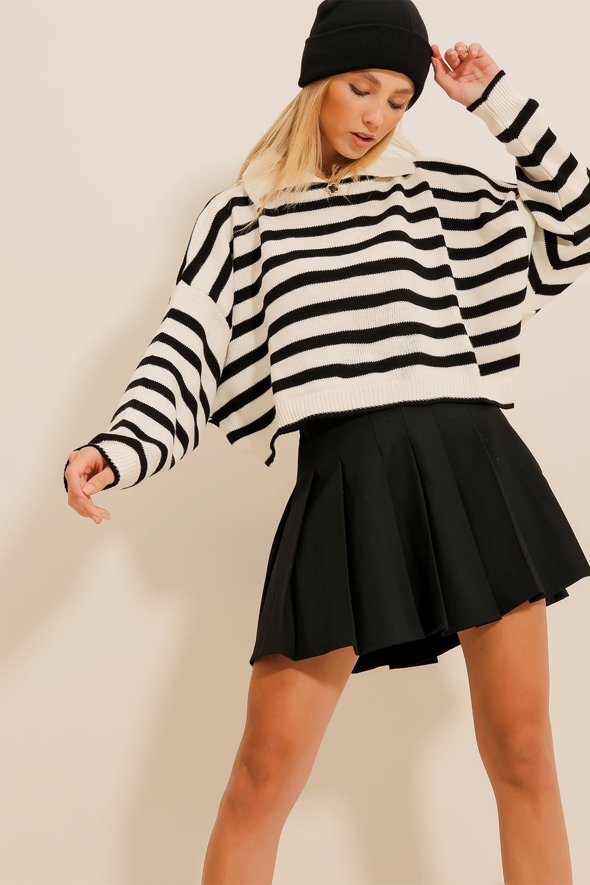 Polo Yaka Çizgili Crop Triko Kazak - Siyah