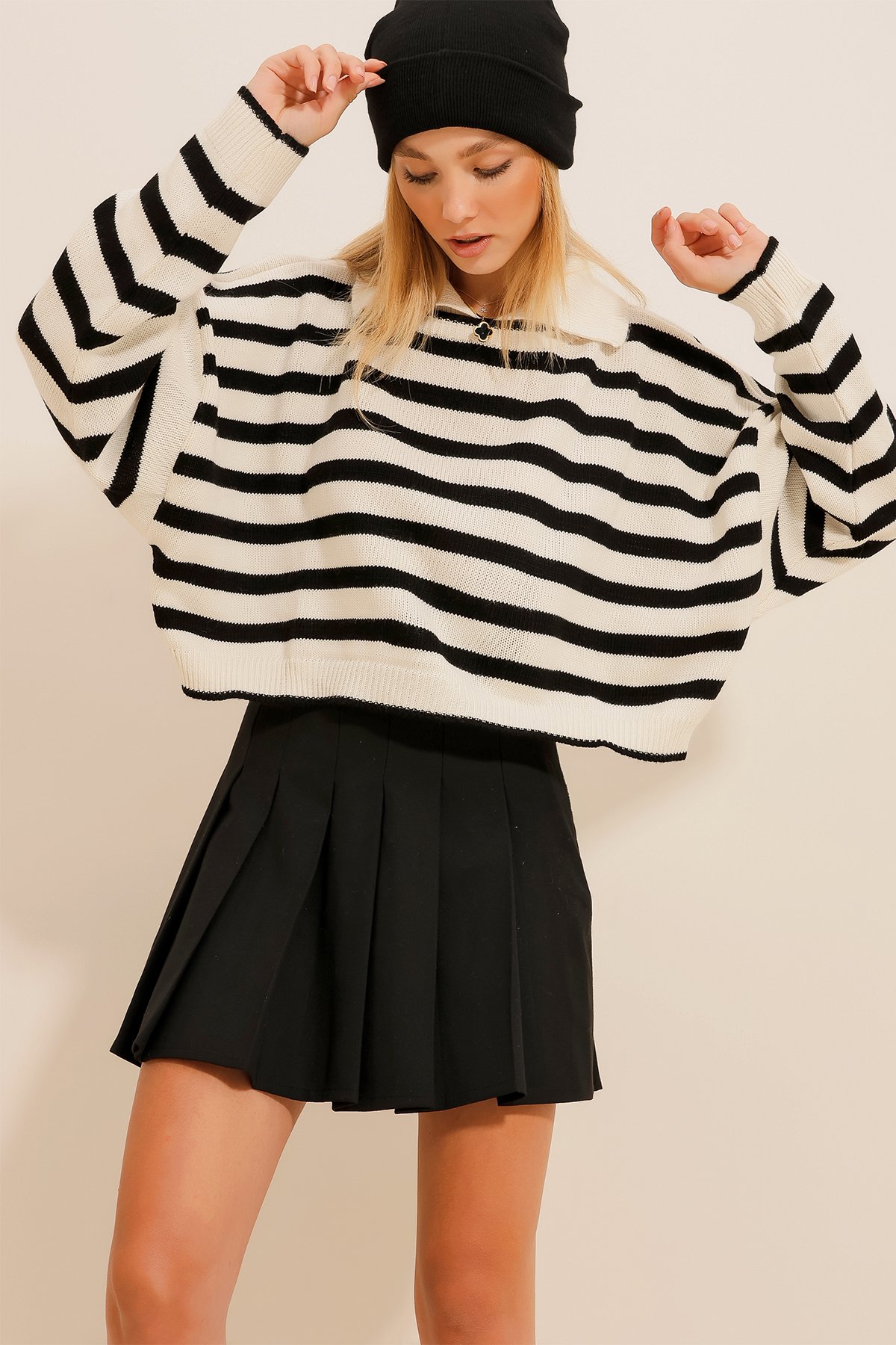 Polo Yaka Çizgili Crop Triko Kazak - Siyah