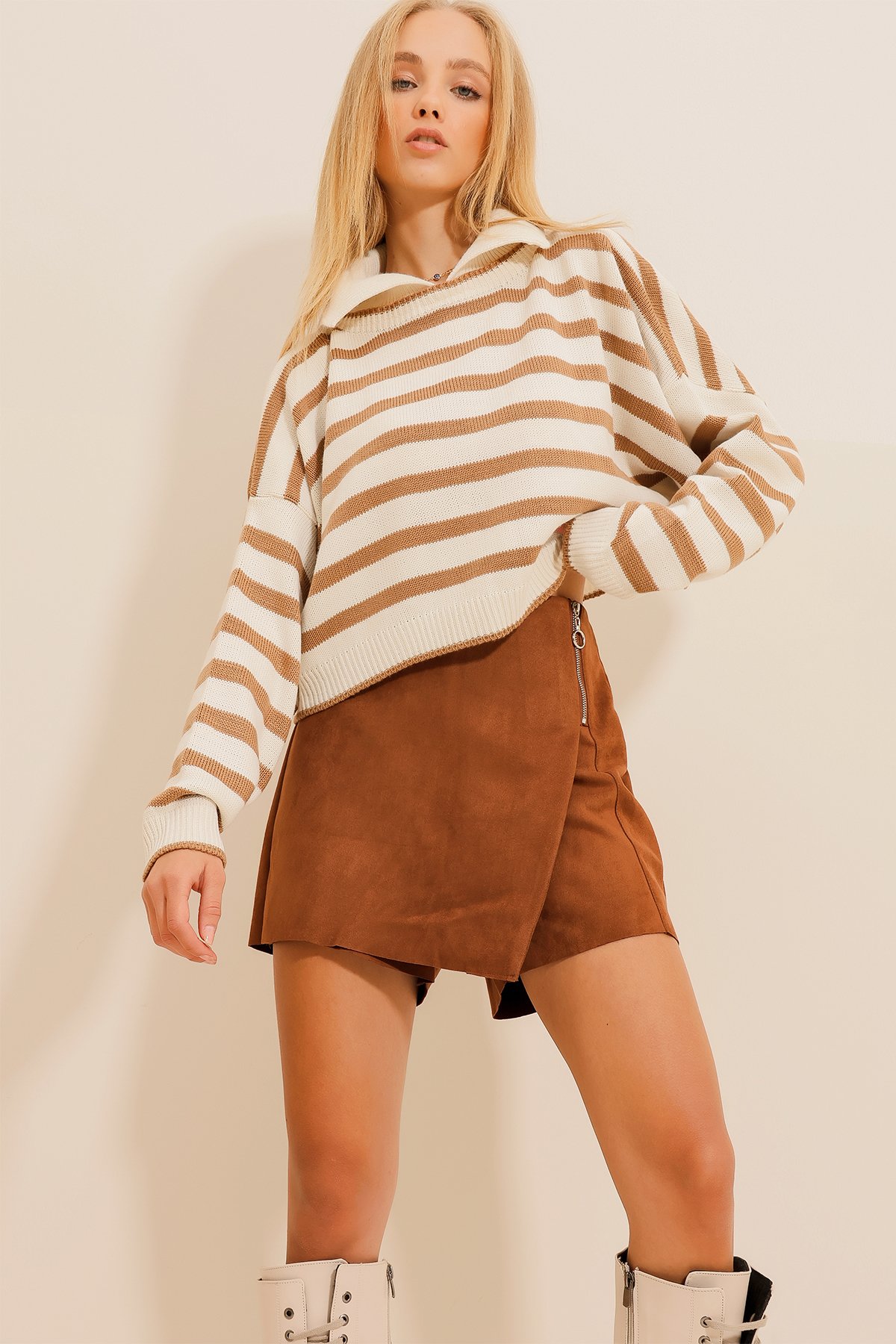 Polo Yaka Çizgili Crop Triko Kazak - Sütlü Kahve