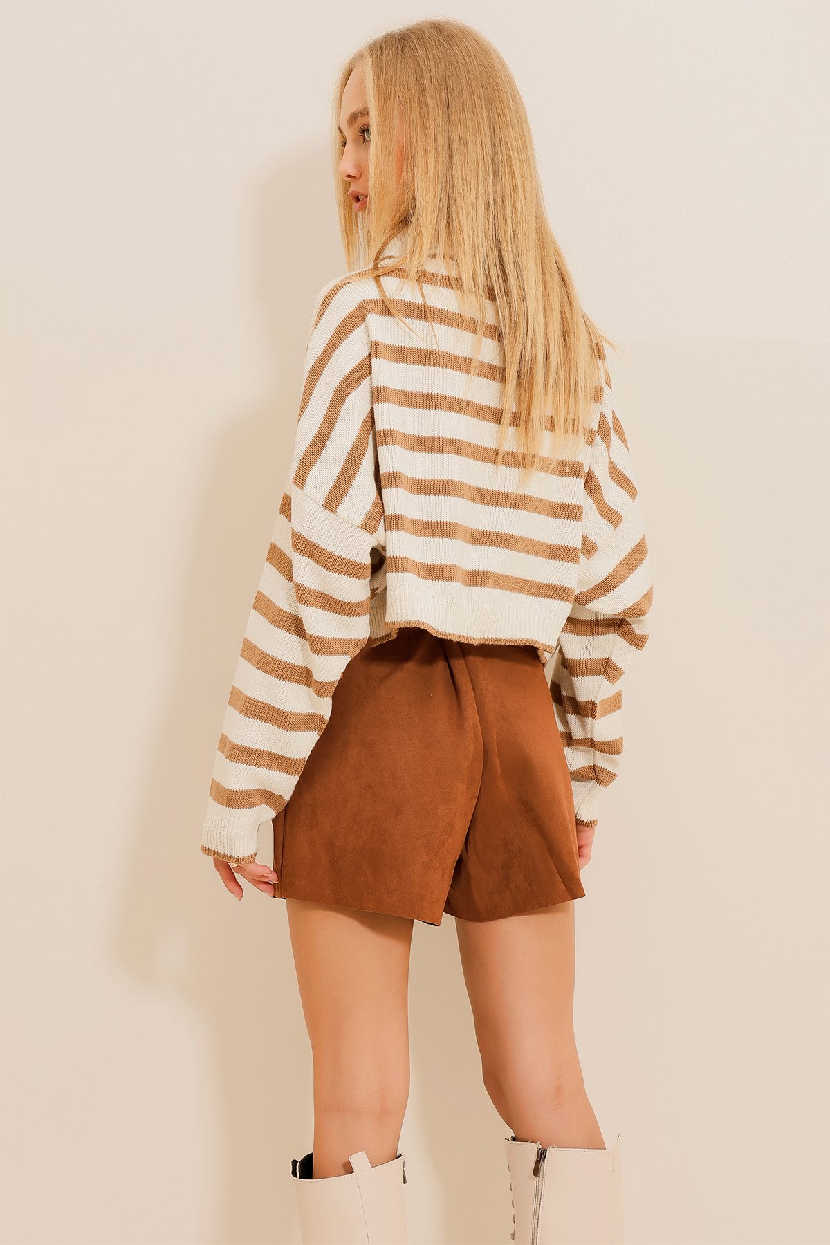 Polo Yaka Çizgili Crop Triko Kazak - Sütlü Kahve