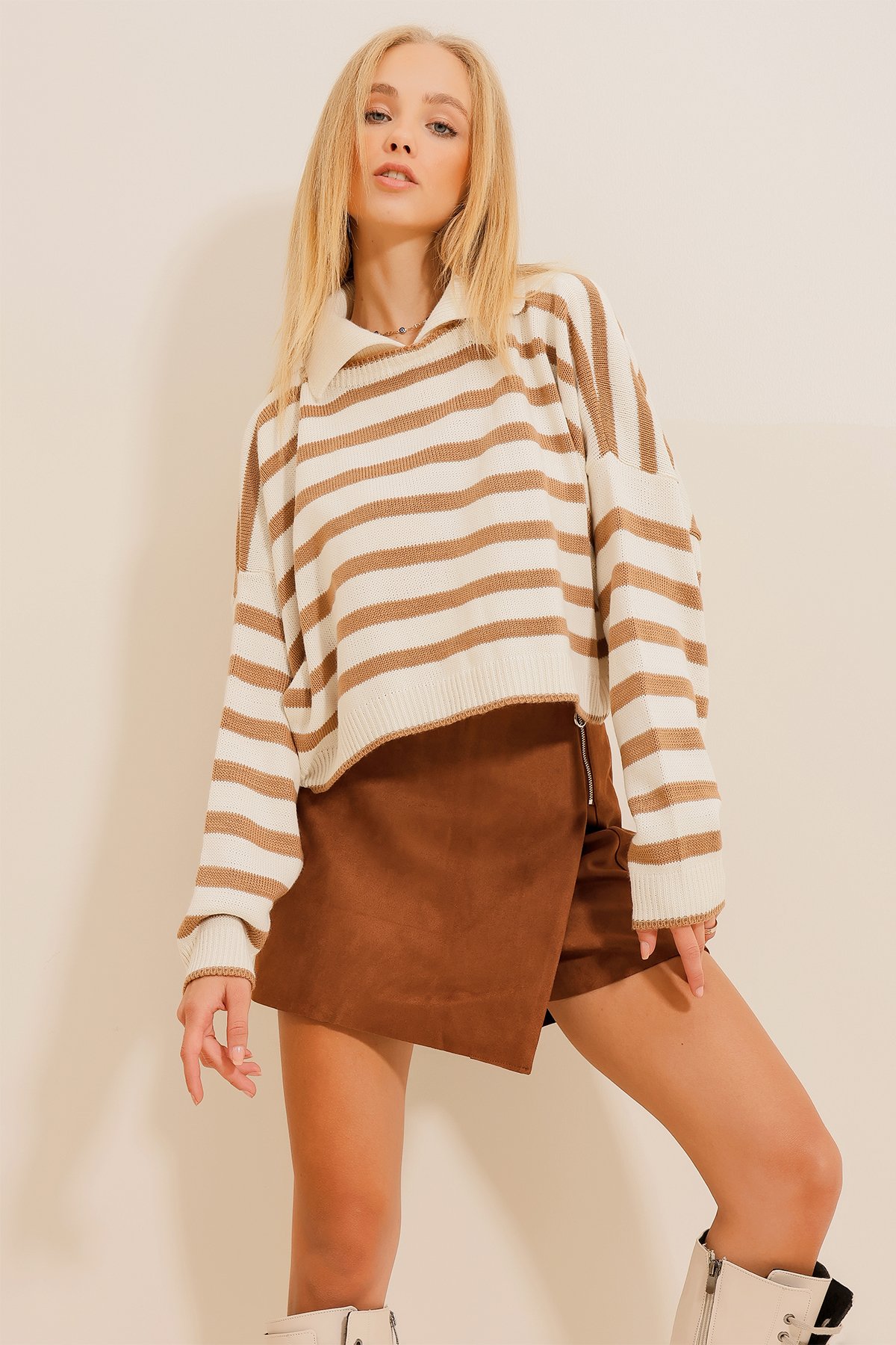 Polo Yaka Çizgili Crop Triko Kazak - Sütlü Kahve