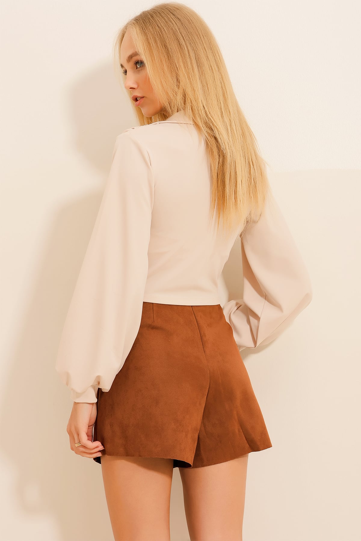 Polo Yaka Dikiş Detaylı Kolları Manşetli Crop Örme Bluz - Bej