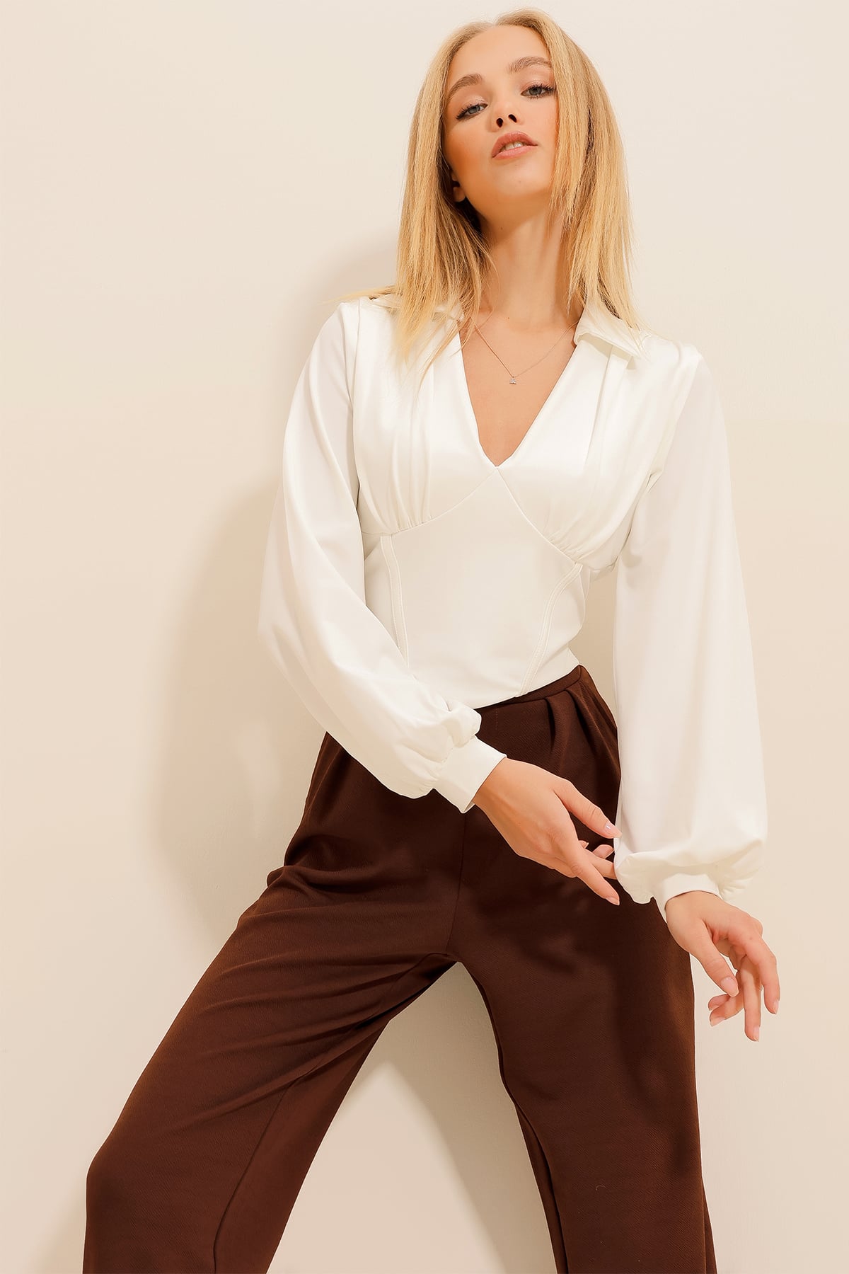 Polo Yaka Dikiş Detaylı Kolları Manşetli Crop Örme Bluz - Beyaz