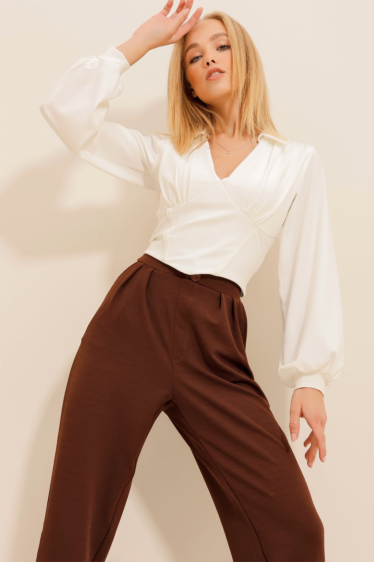 Polo Yaka Dikiş Detaylı Kolları Manşetli Crop Örme Bluz - Beyaz