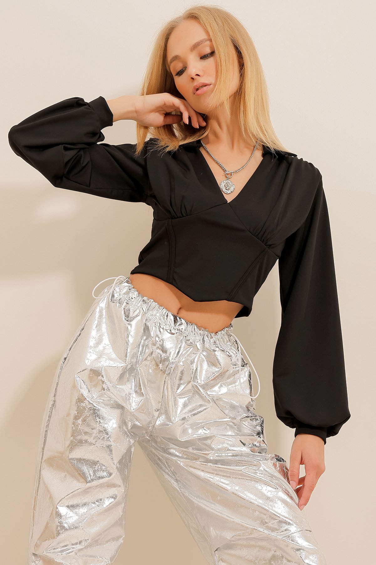 Polo Yaka Dikiş Detaylı Kolları Manşetli Crop Örme Bluz - Siyah