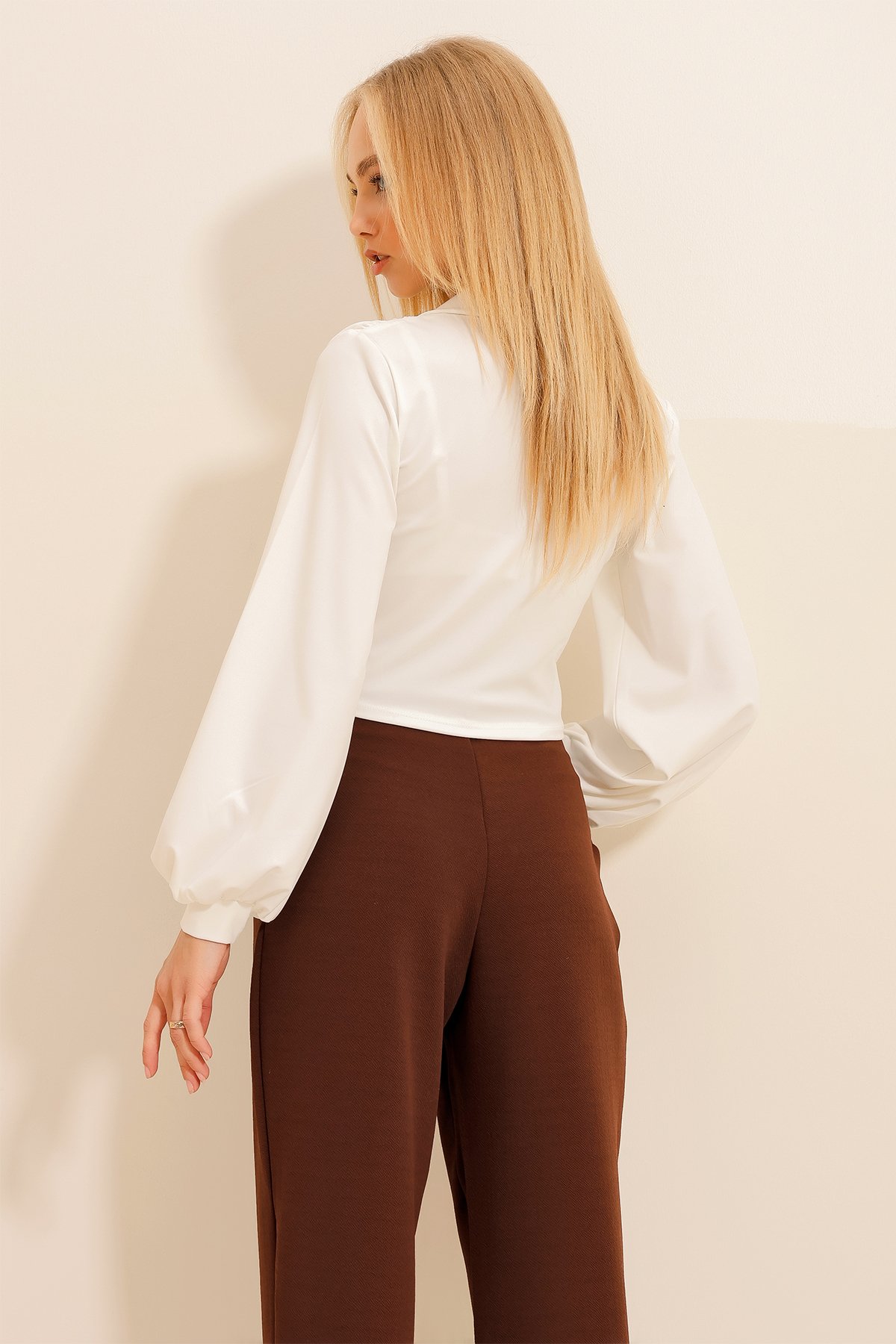 Polo Yaka Dikiş Detaylı Kolları Manşetli Crop Örme Bluz - Beyaz