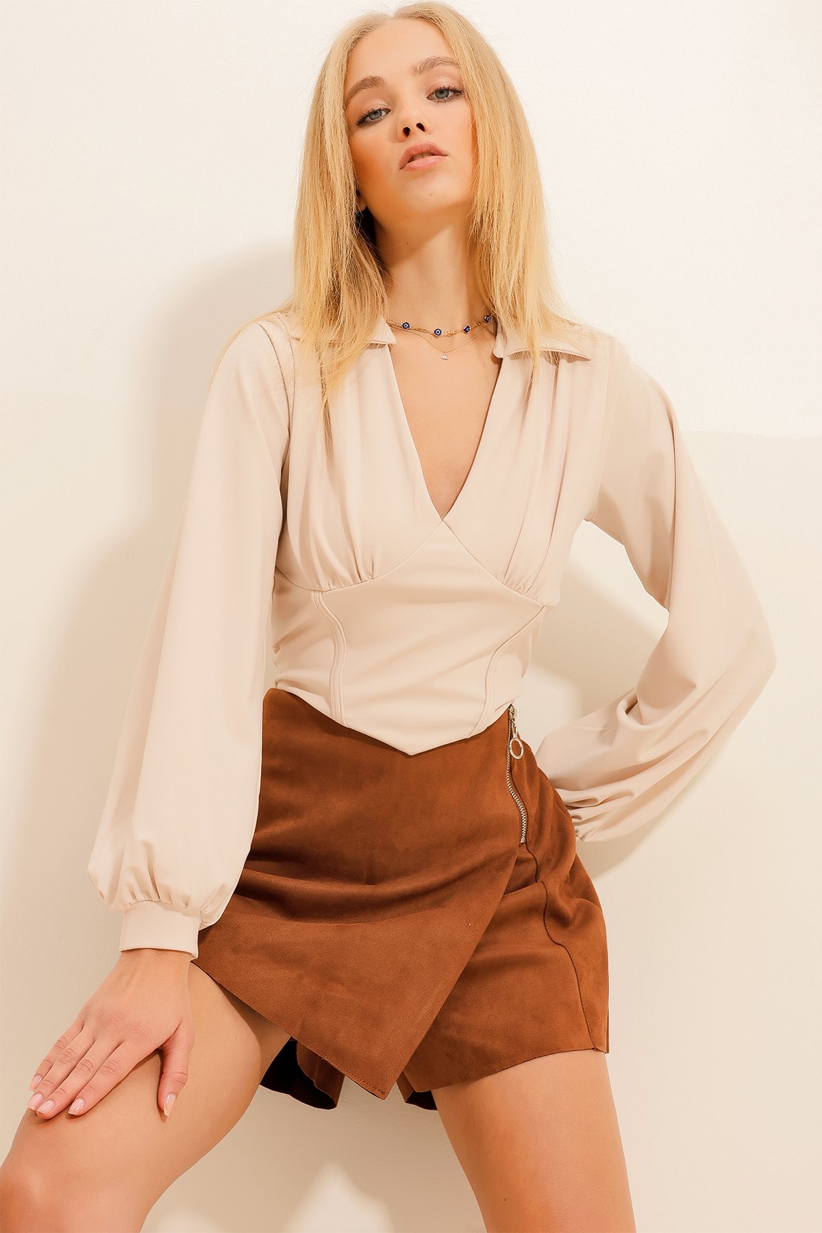 Polo Yaka Dikiş Detaylı Kolları Manşetli Crop Örme Bluz - Bej