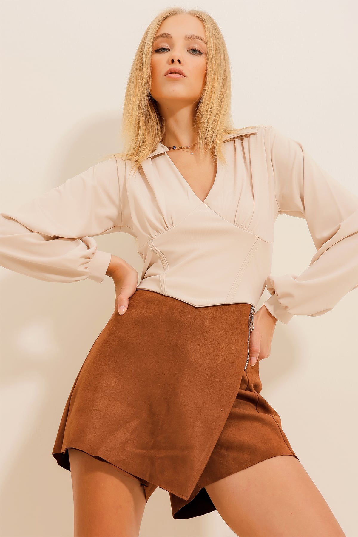 Polo Yaka Dikiş Detaylı Kolları Manşetli Crop Örme Bluz - Bej
