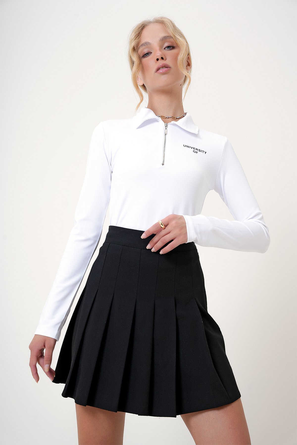 Polo Yaka Fermuarlı Baskı Detaylı Crop Bluz - Beyaz