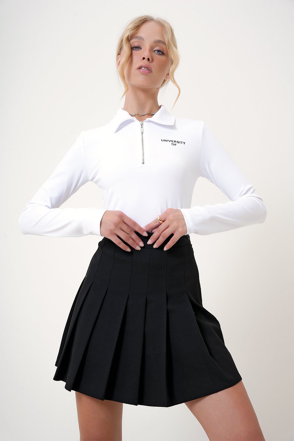 Polo Yaka Fermuarlı Baskı Detaylı Crop Bluz - Beyaz