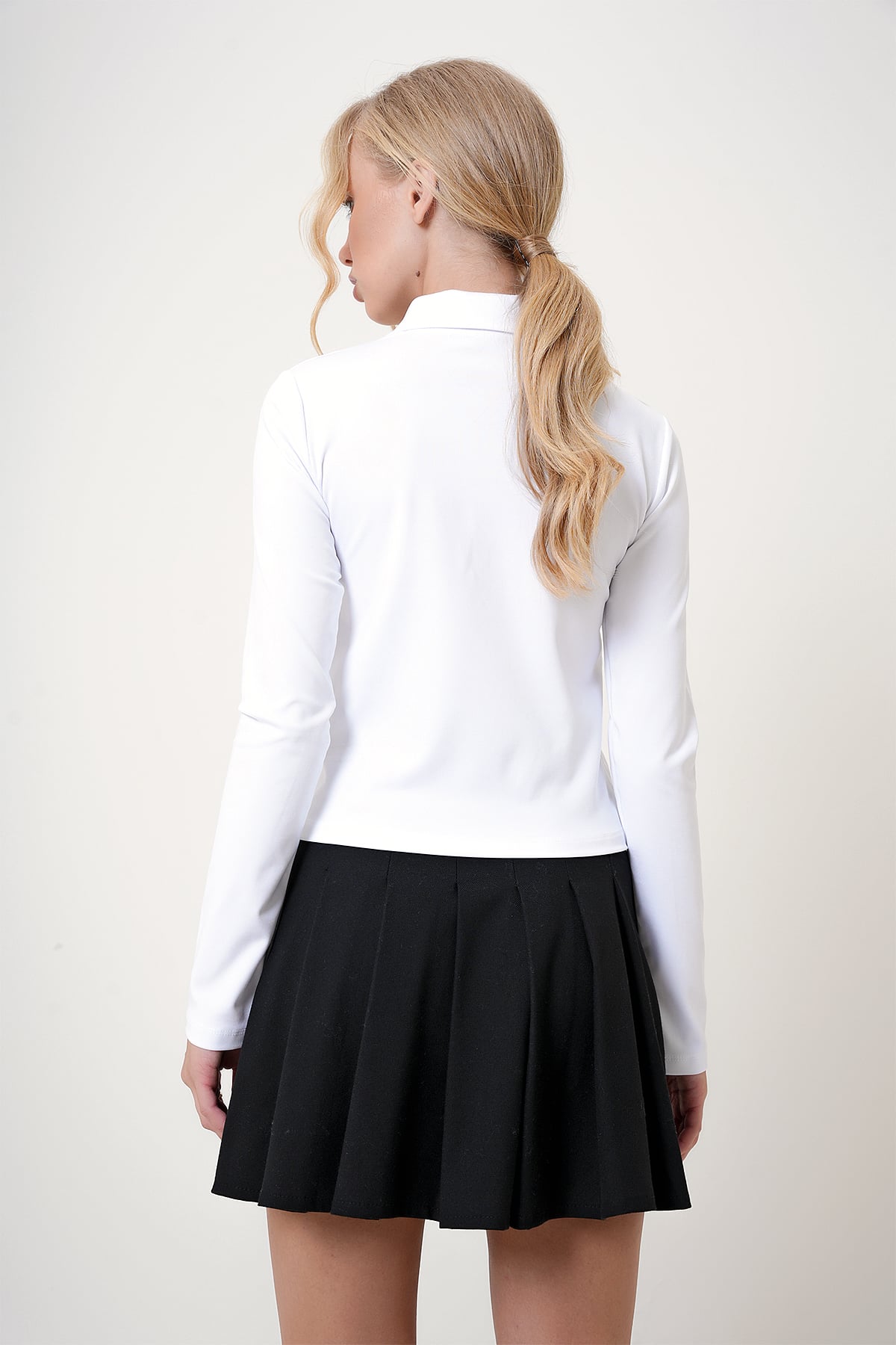 Polo Yaka Fermuarlı Baskı Detaylı Crop Bluz - Beyaz