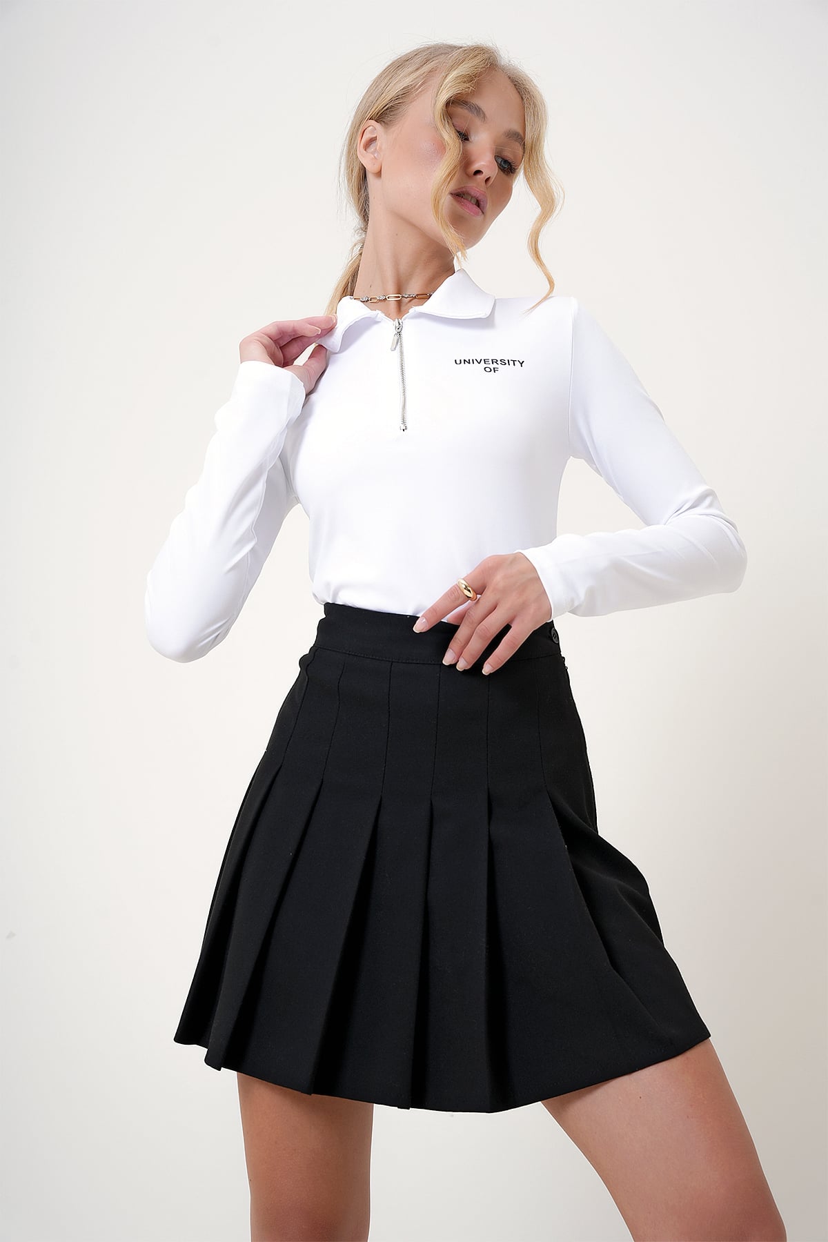 Polo Yaka Fermuarlı Baskı Detaylı Crop Bluz - Beyaz