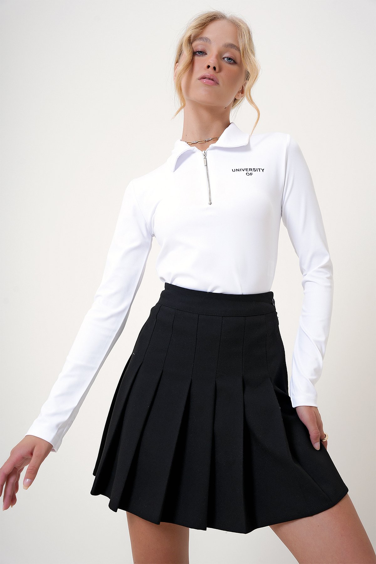 Polo Yaka Fermuarlı Baskı Detaylı Crop Bluz - Beyaz