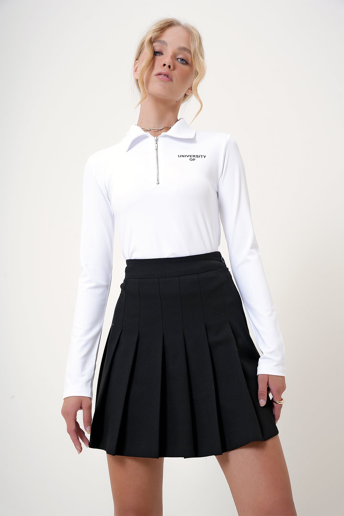Polo Yaka Fermuarlı Baskı Detaylı Crop Bluz - Beyaz