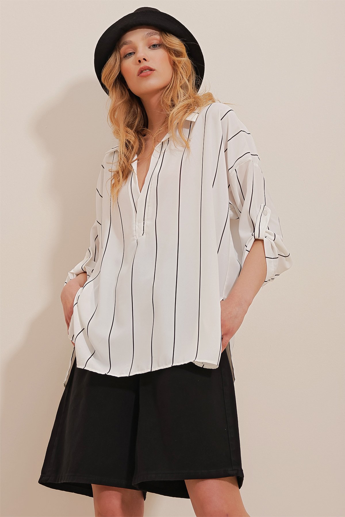 Polo Yaka Kontrast Çizgili Yanları Yırtmaçlı Oversize Bluz - BEYAZ