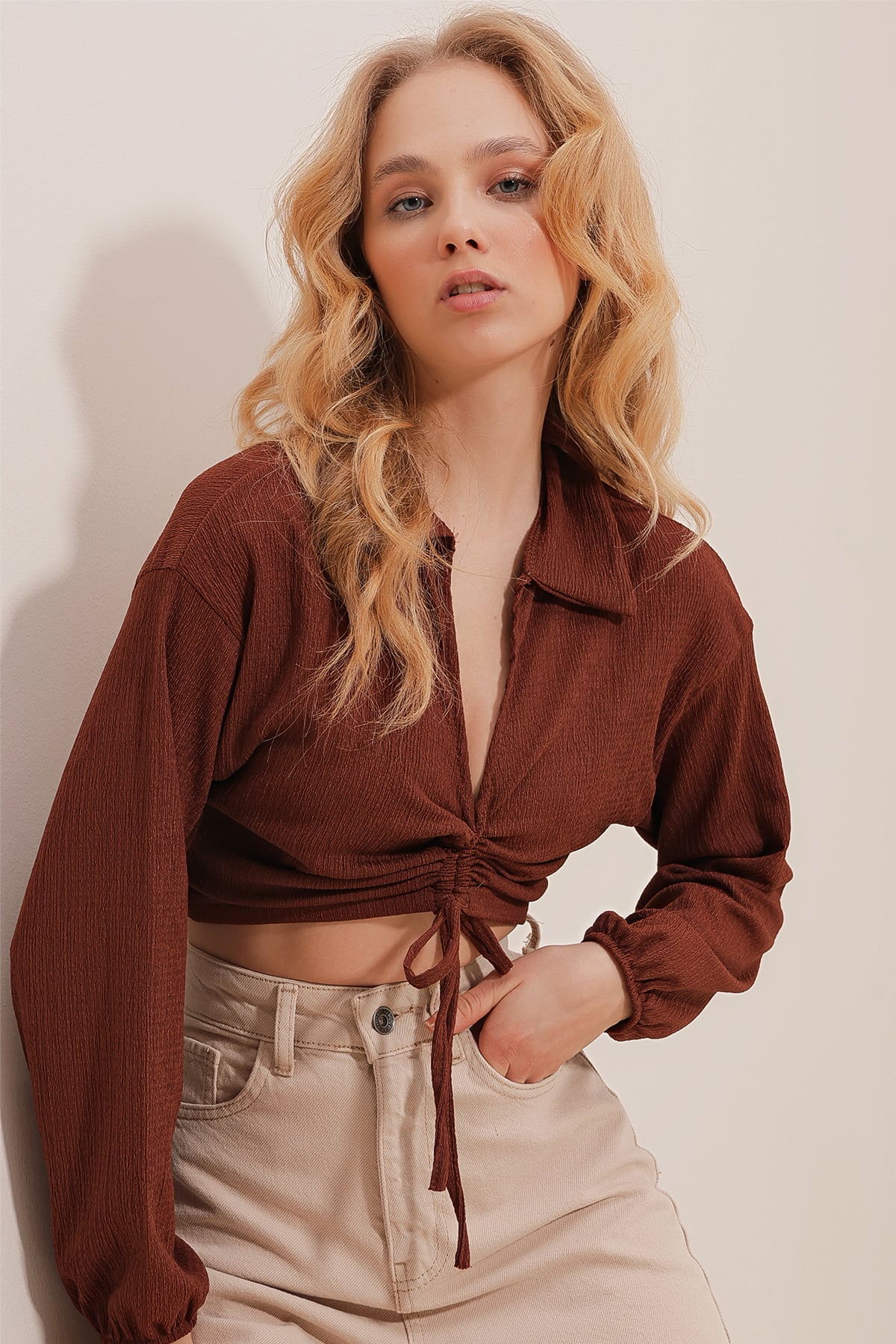 Polo Yaka Önü Büzgülü Uzun Kollu Crop Örme Bluz - Kahverengi