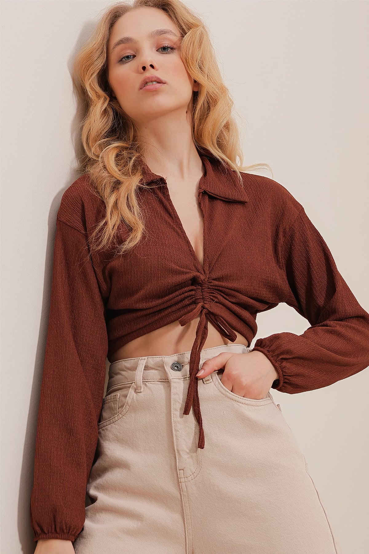 Polo Yaka Önü Büzgülü Uzun Kollu Crop Örme Bluz - Kahverengi
