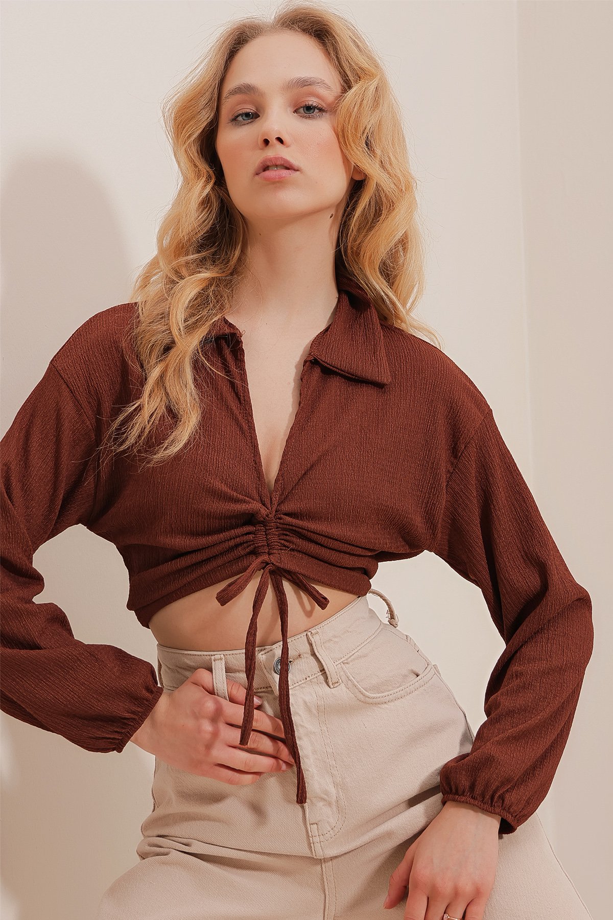 Polo Yaka Önü Büzgülü Uzun Kollu Crop Örme Bluz - Kahverengi
