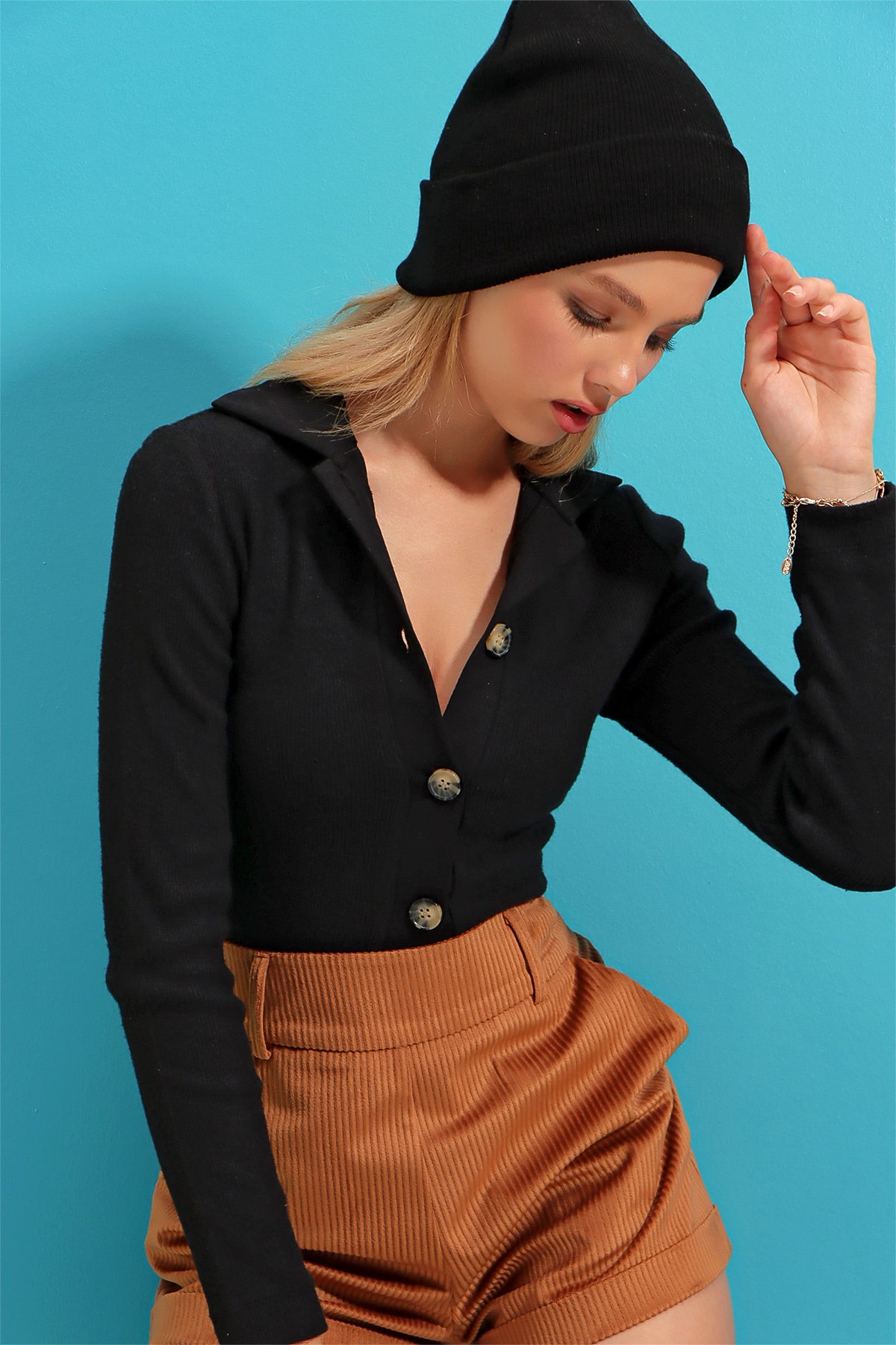 Polo Yaka Önü Düğmeli Fitilli Crop Triko Bluz - Siyah