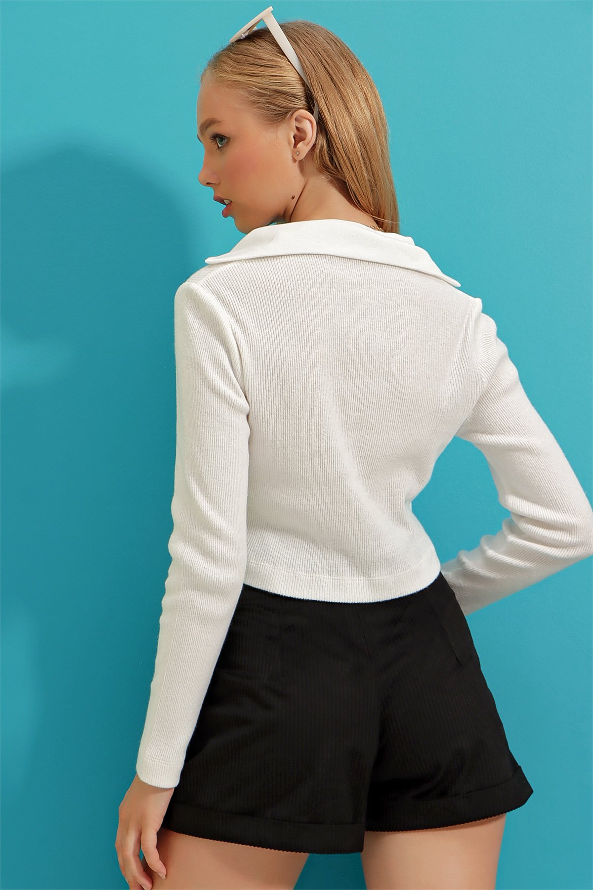 Polo Yaka Önü Düğmeli Fitilli Crop Triko Bluz - Beyaz