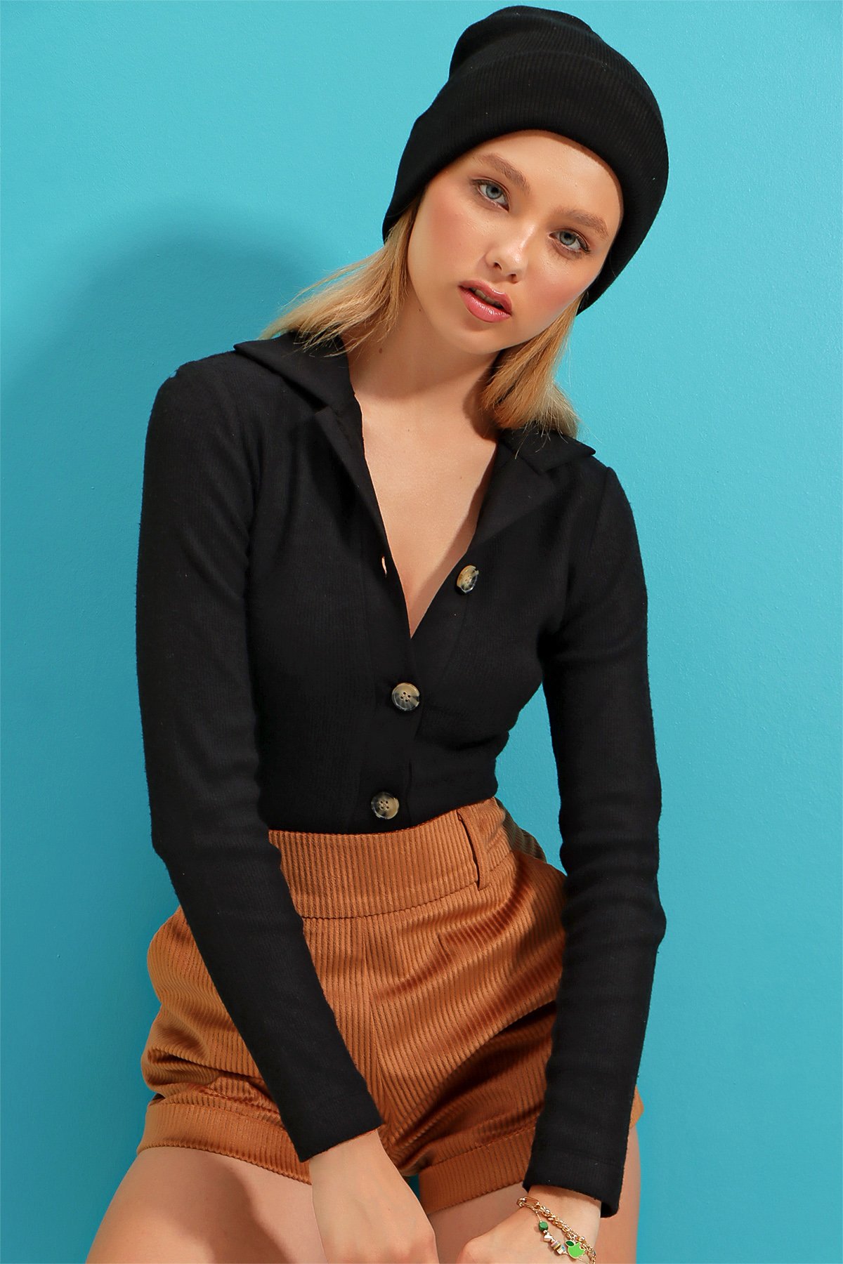Polo Yaka Önü Düğmeli Fitilli Crop Triko Bluz - Siyah