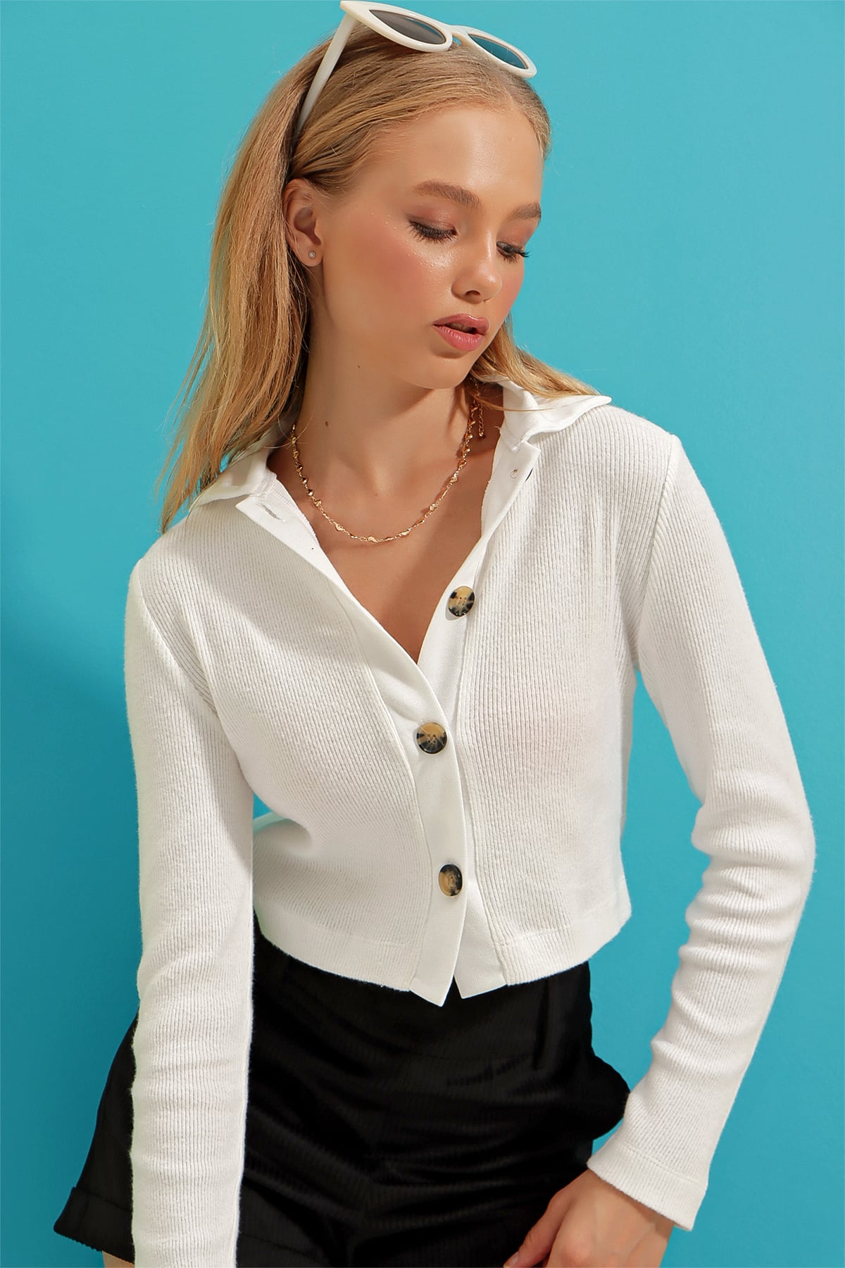 Polo Yaka Önü Düğmeli Fitilli Crop Triko Bluz - Beyaz