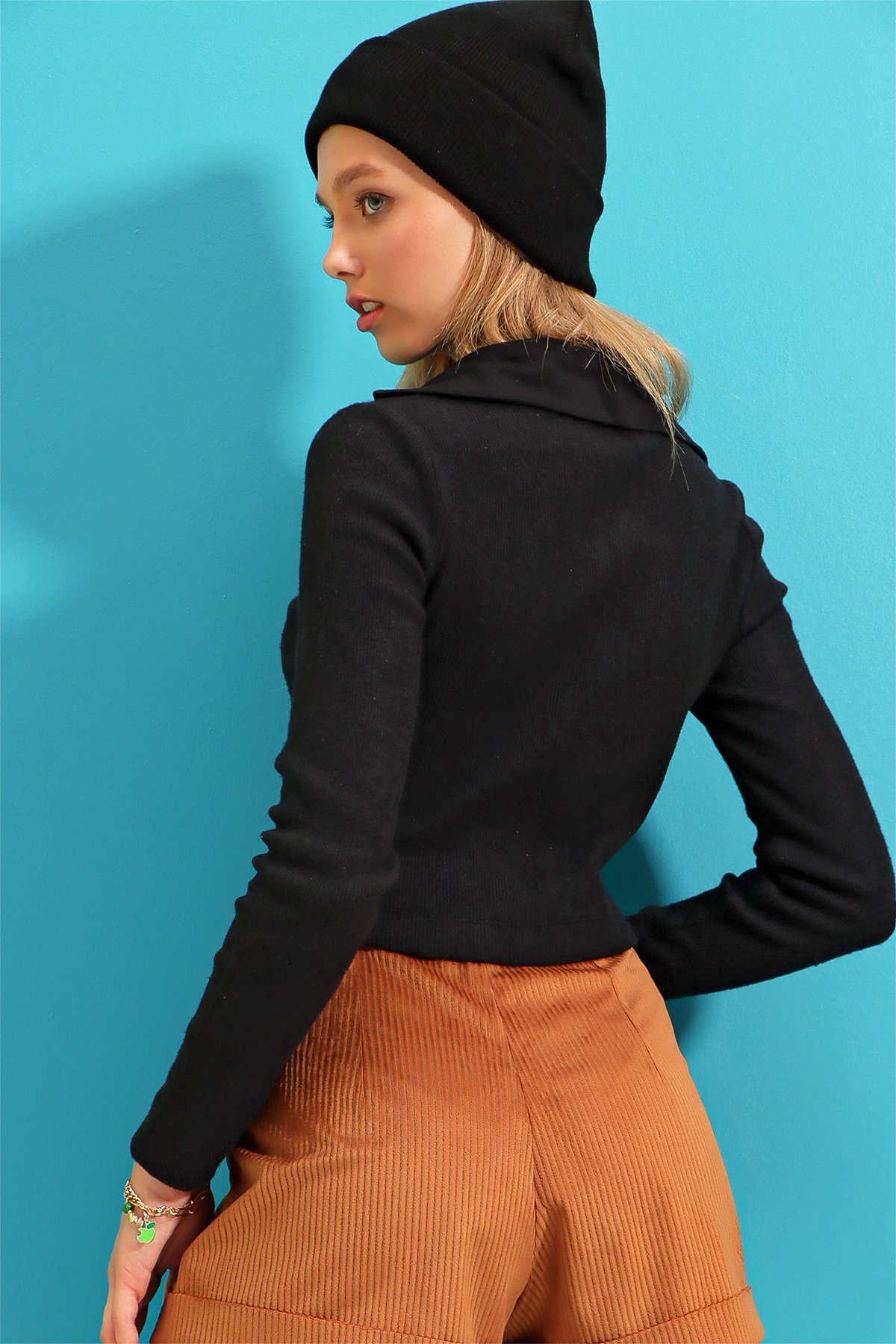 Polo Yaka Önü Düğmeli Fitilli Crop Triko Bluz - Siyah