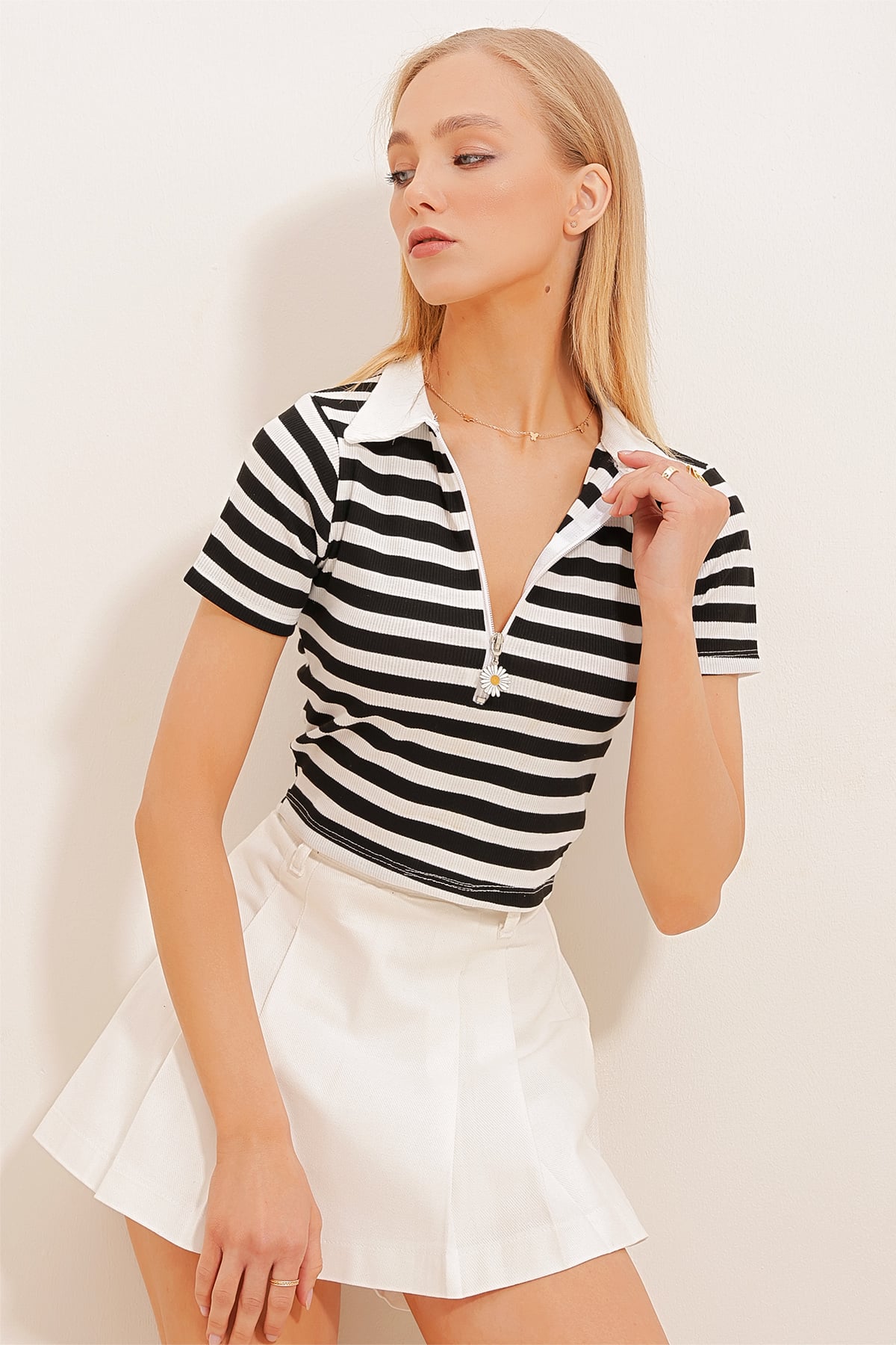 Polo Yaka Papatya Fermuarlı Çizgili Crop Örme Bluz - Siyah