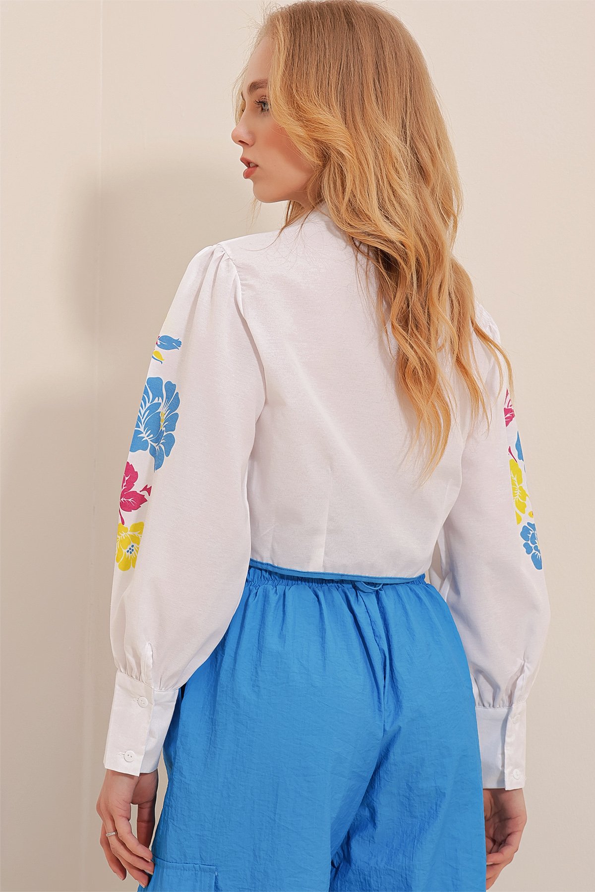 Poplin Kolları Baskılı Biyeli Crop Gömlek - BEYAZ