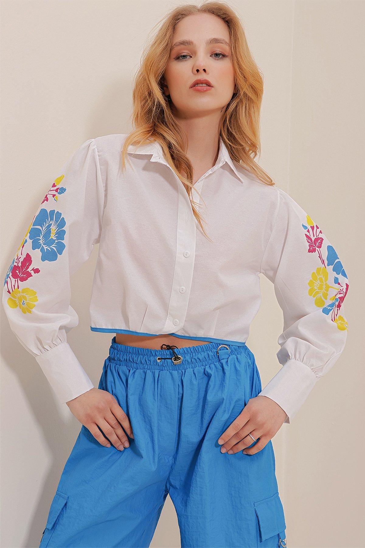 Poplin Kolları Baskılı Biyeli Crop Gömlek - BEYAZ