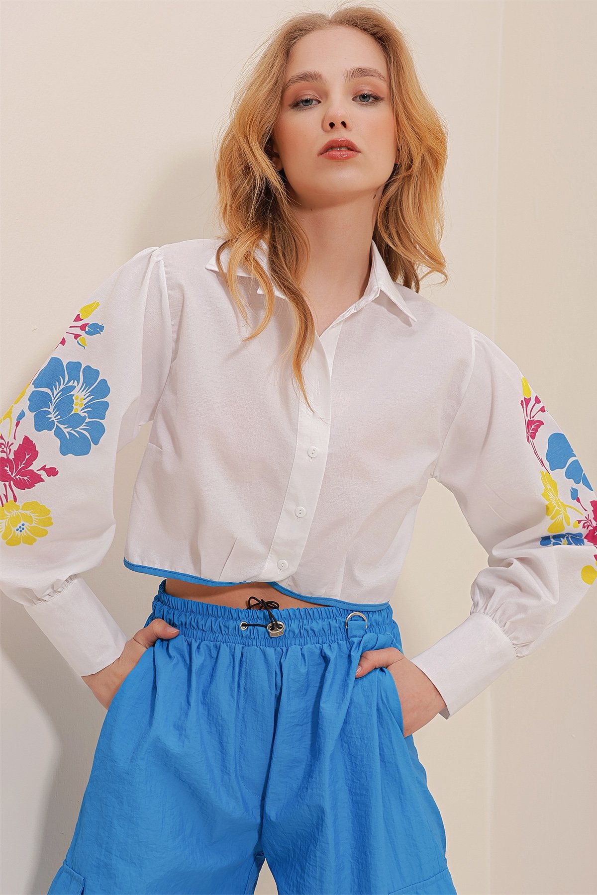 Poplin Kolları Baskılı Biyeli Crop Gömlek - BEYAZ