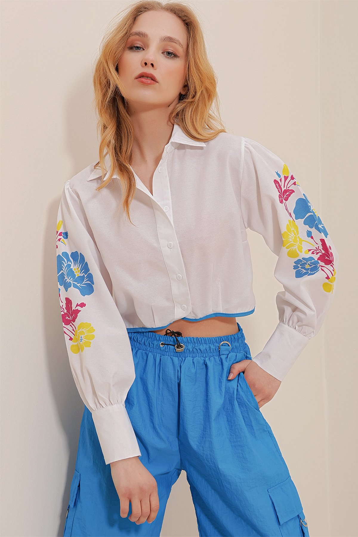 Poplin Kolları Baskılı Biyeli Crop Gömlek - BEYAZ