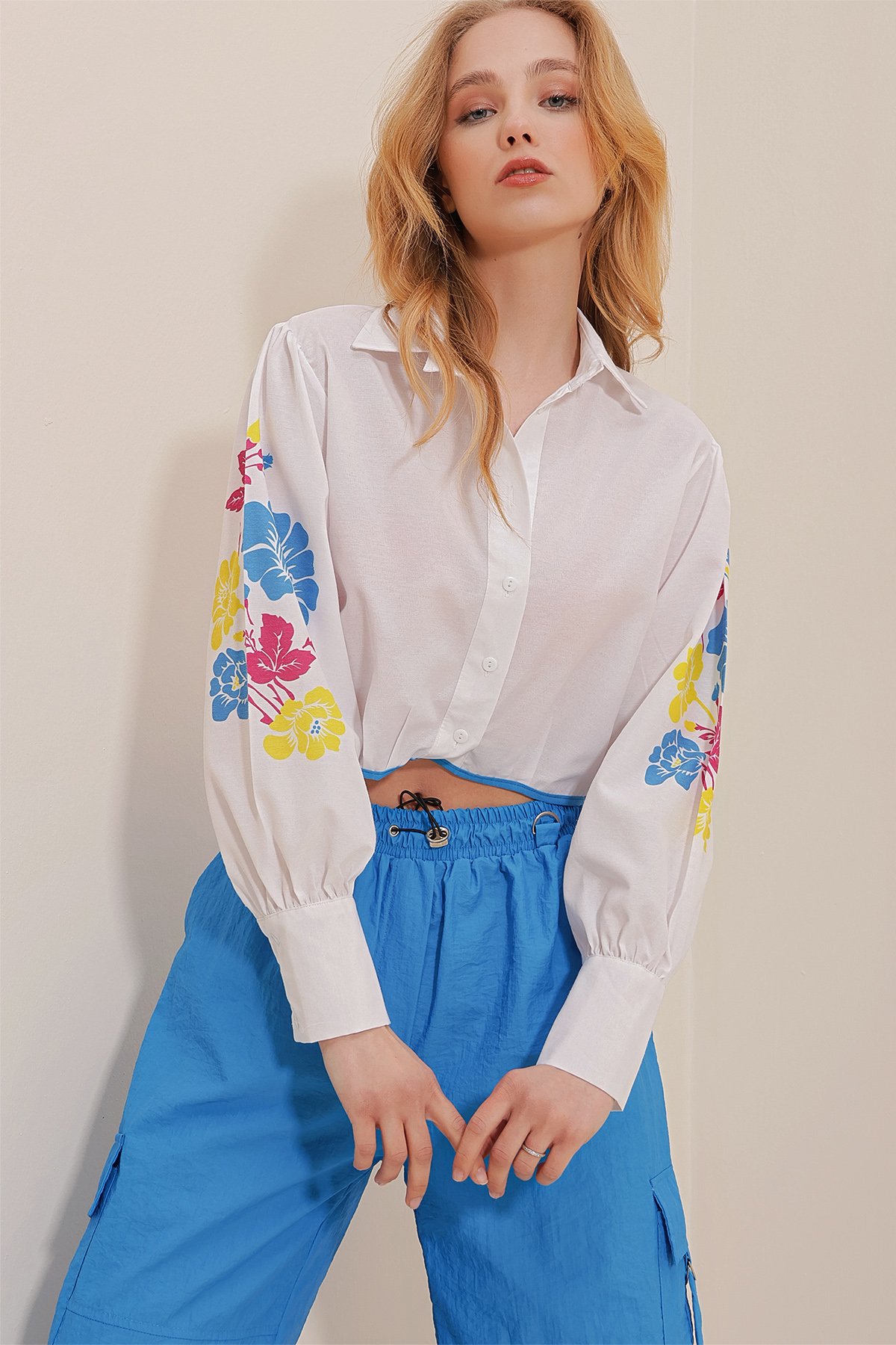 Poplin Kolları Baskılı Biyeli Crop Gömlek - BEYAZ