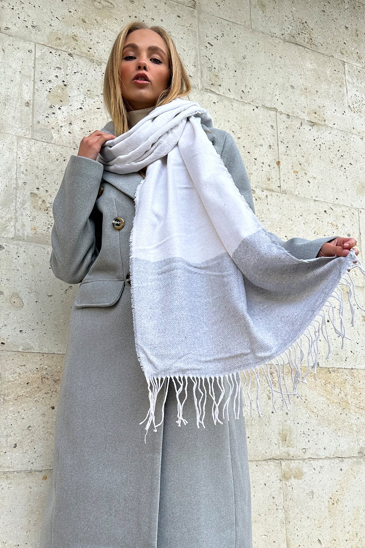 Püskül Detaylı Desenli Şal - Gri