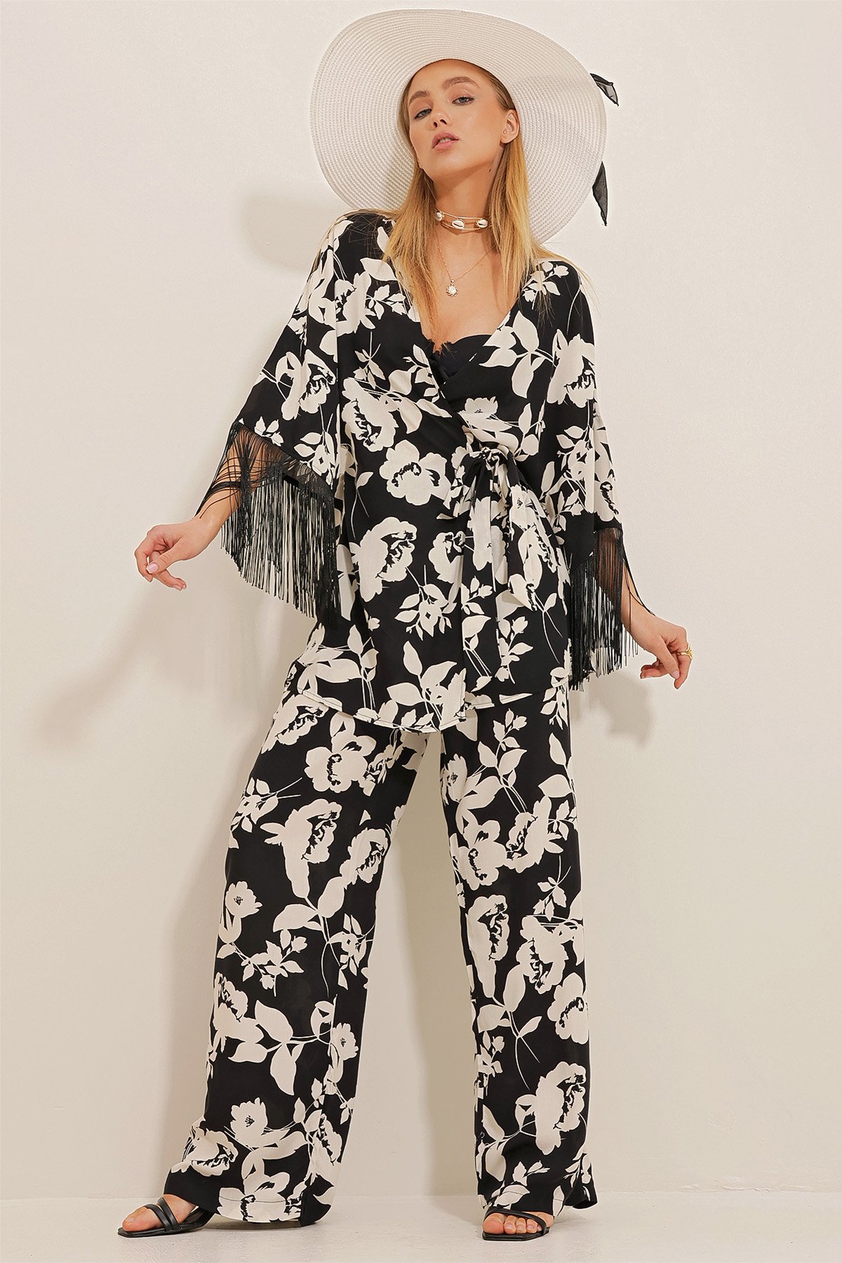 Püskül Detaylı Kimono Ceket Takım - Vanilya Siyah