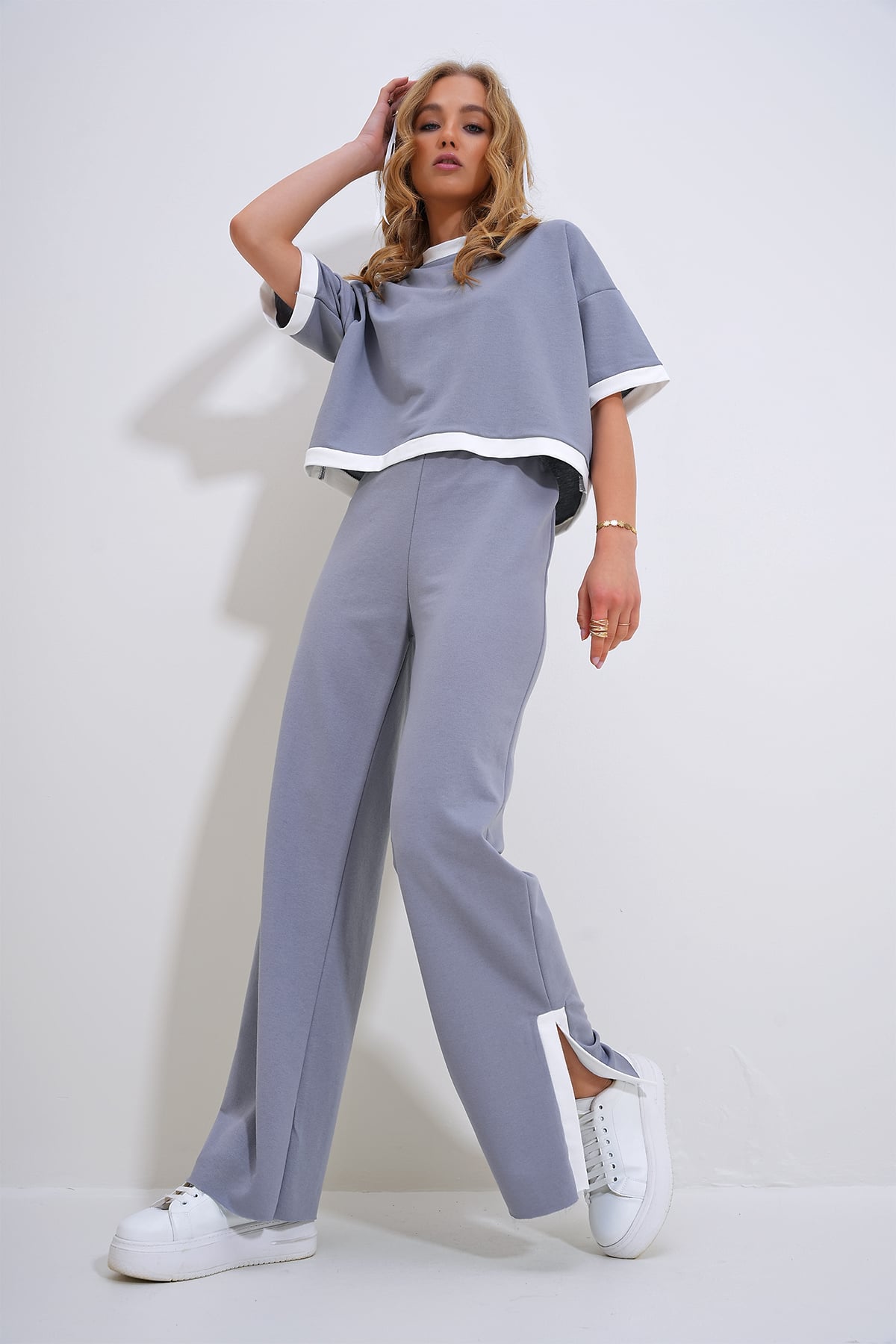 Renk Bloklu Bisiklet Yaka Crop Bluz Ve Yırtmaç Detaylı Pantolon İkili Takım - Boyalı Gri