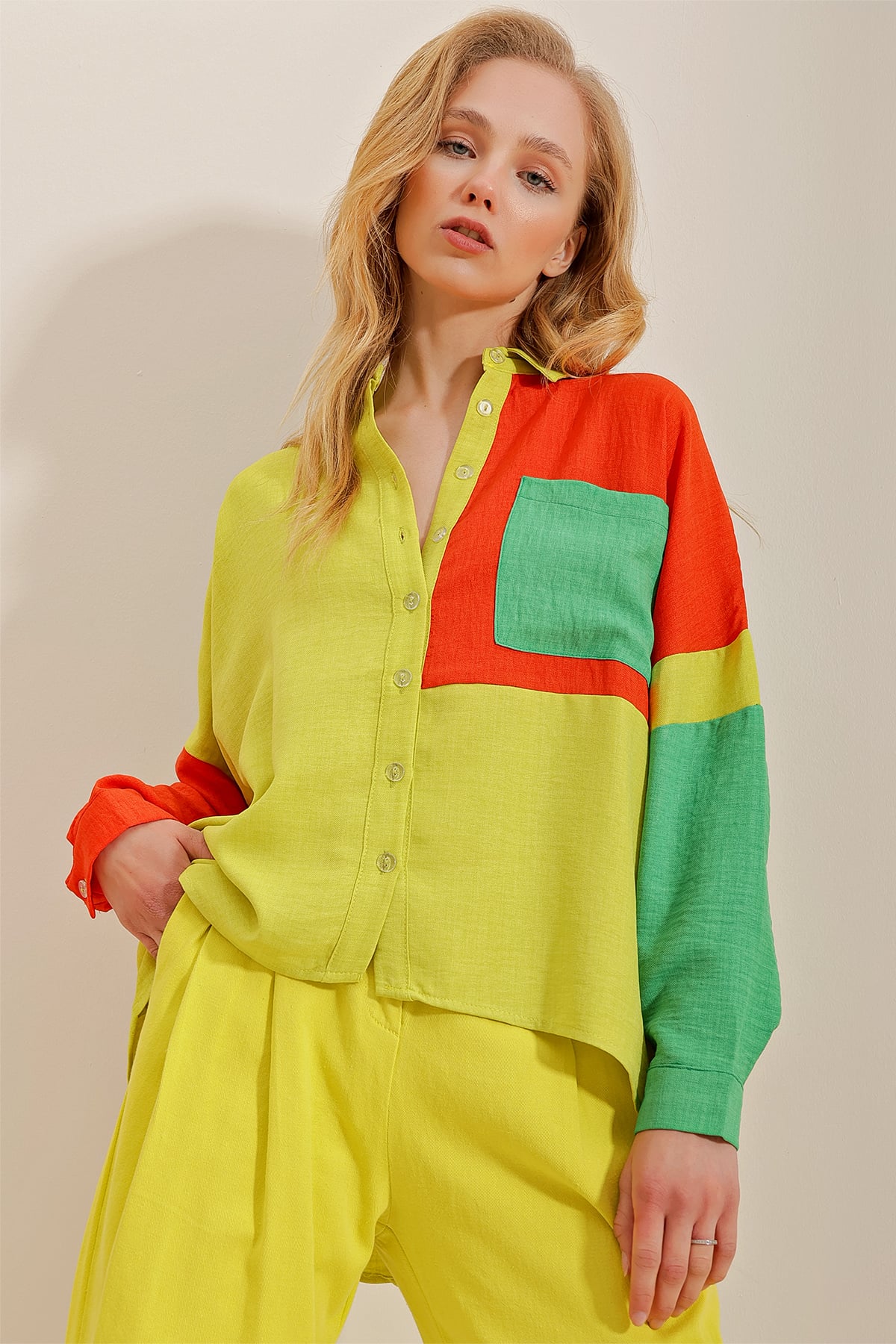 Renk Bloklu Oversize Keten Gömlek - YAĞ YEŞİLİ