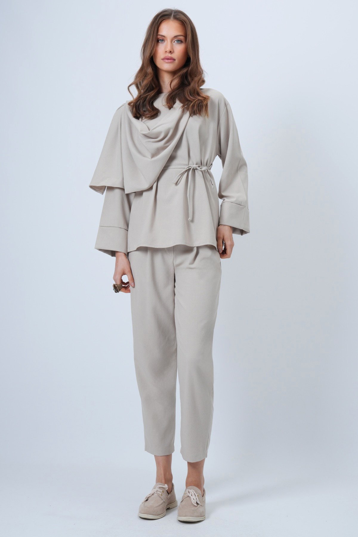 Şal Detaylı Geniş Manşet Bluz Çift Cepli Pantolon Takım - BEJ