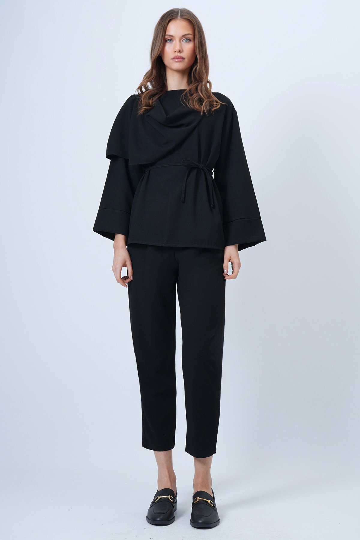 Şal Detaylı Geniş Manşet Bluz Çift Cepli Pantolon Takım - SİYAH