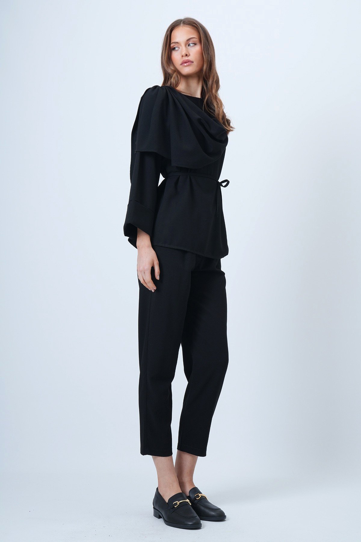 Şal Detaylı Geniş Manşet Bluz Çift Cepli Pantolon Takım - SİYAH
