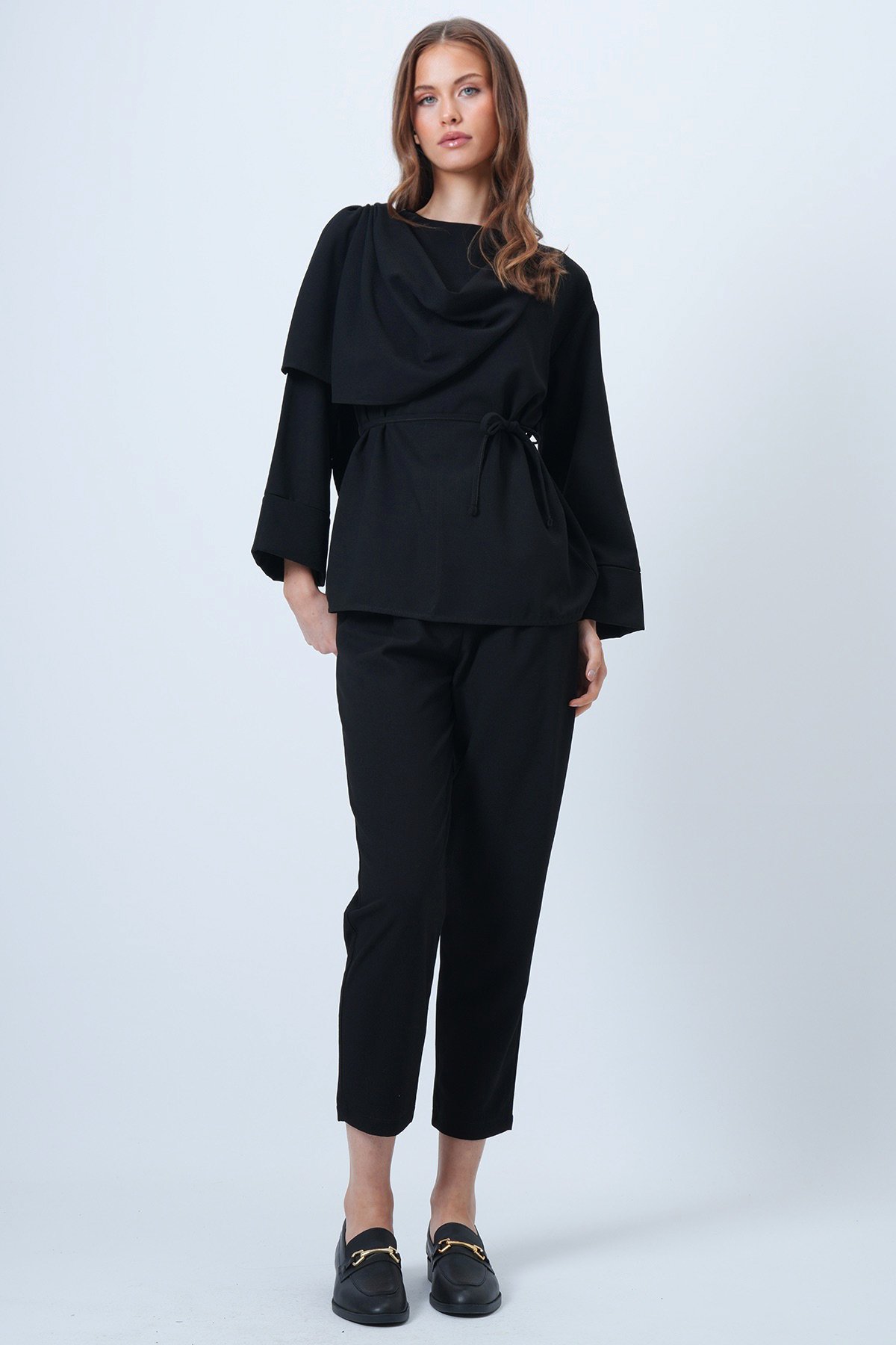 Şal Detaylı Geniş Manşet Bluz Çift Cepli Pantolon Takım - SİYAH