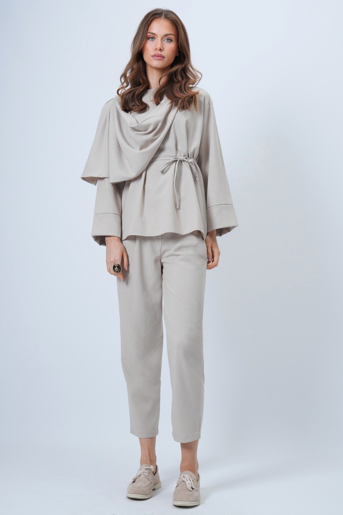 Şal Detaylı Geniş Manşet Bluz Çift Cepli Pantolon Takım - BEJ