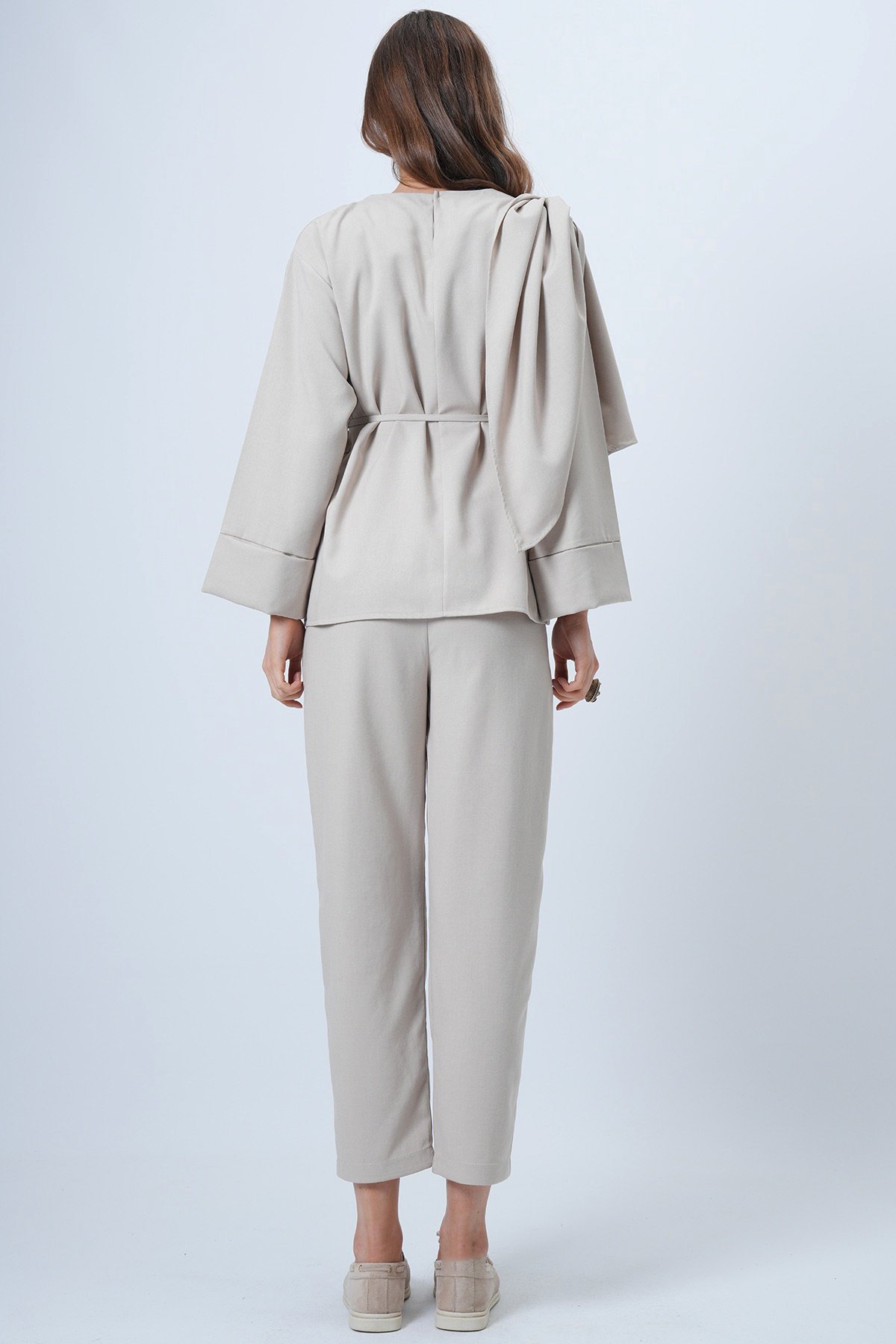 Şal Detaylı Geniş Manşet Bluz Çift Cepli Pantolon Takım - BEJ