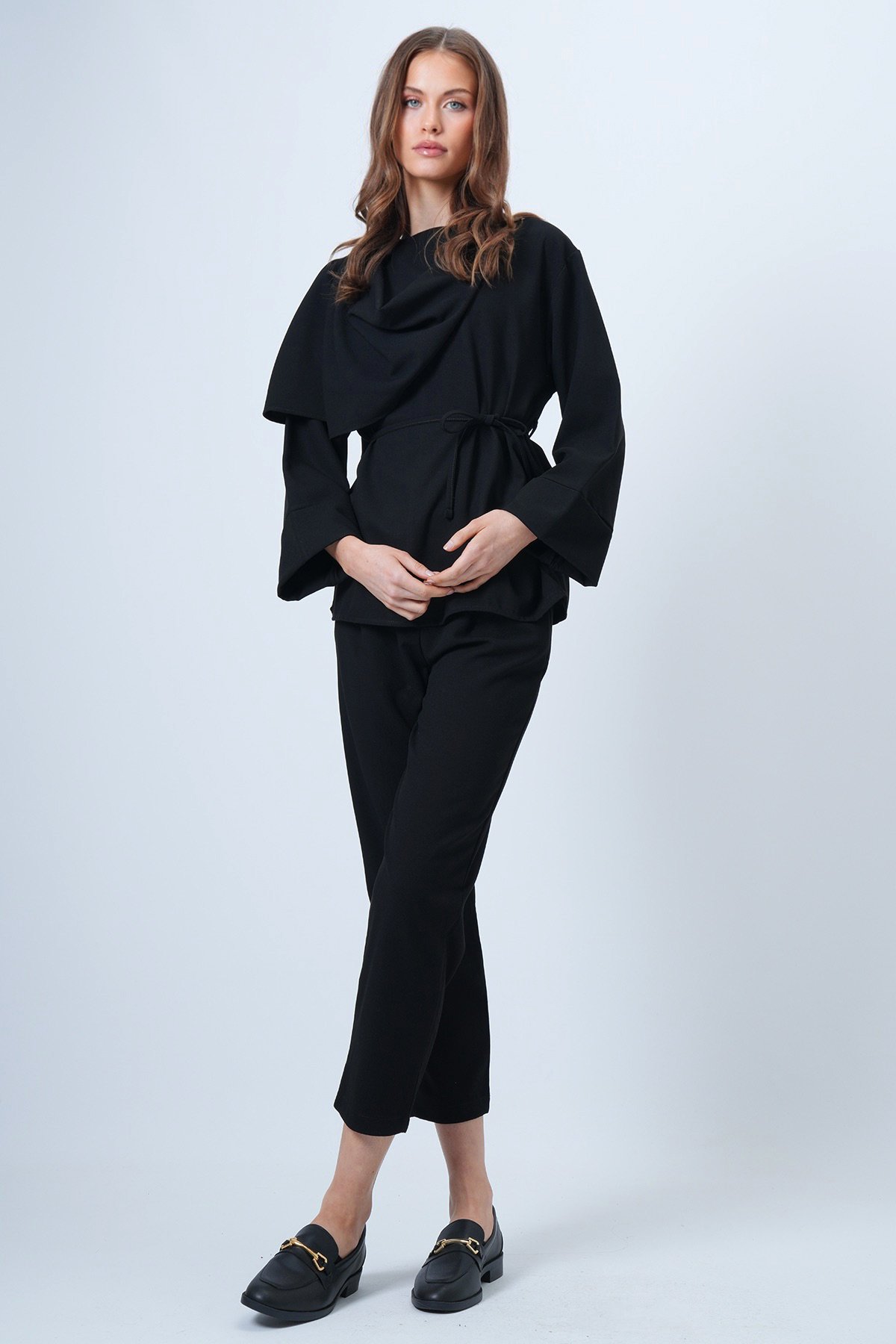 Şal Detaylı Geniş Manşet Bluz Çift Cepli Pantolon Takım - SİYAH