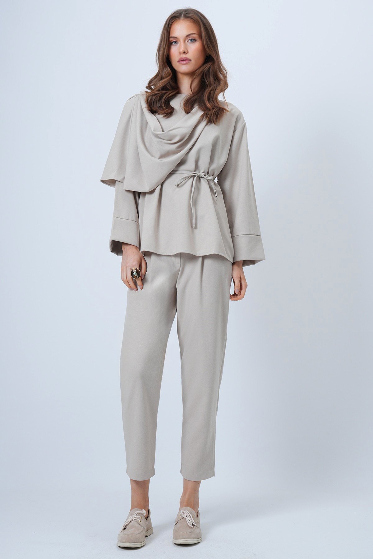 Şal Detaylı Geniş Manşet Bluz Çift Cepli Pantolon Takım - BEJ