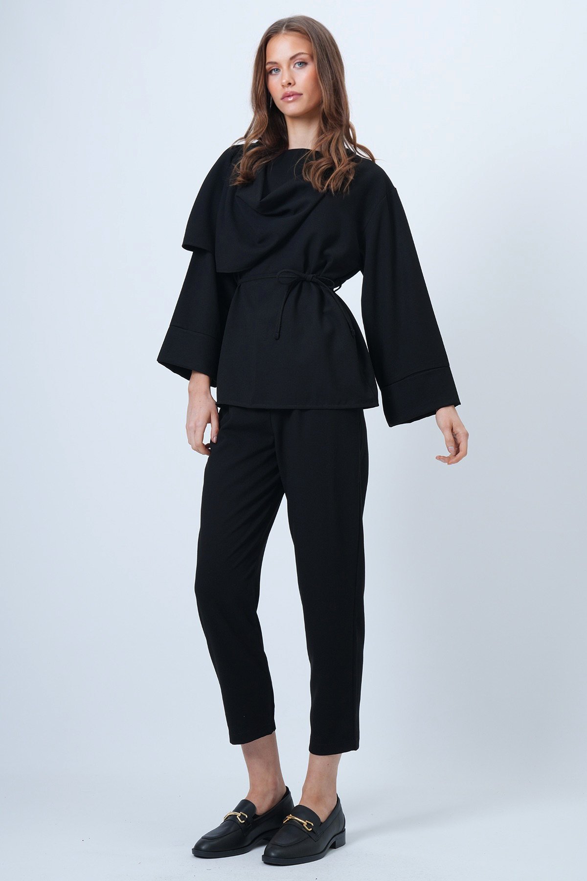 Şal Detaylı Geniş Manşet Bluz Çift Cepli Pantolon Takım - SİYAH
